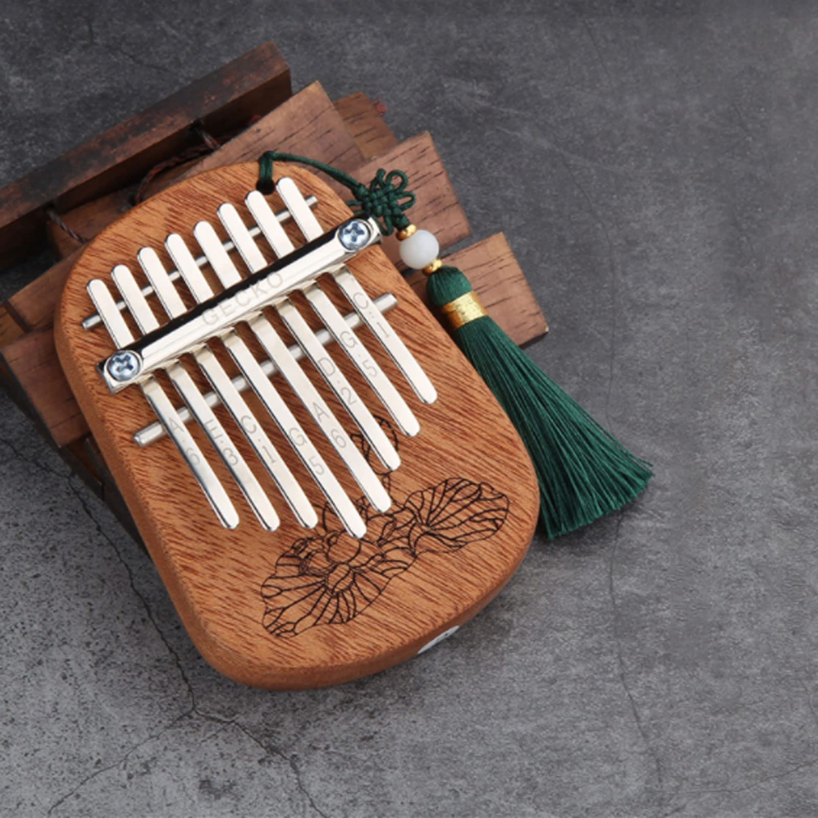 Exquisiter Klang Manuelles Klavier, Mini-Finger-Daumenklavier mit 8 Tasten, graviert mit wunderschönen Lotus-Mustern, Geschenk für Anfänger (Größe: 7,5 x 10,5 cm) Einfach zu Spielen