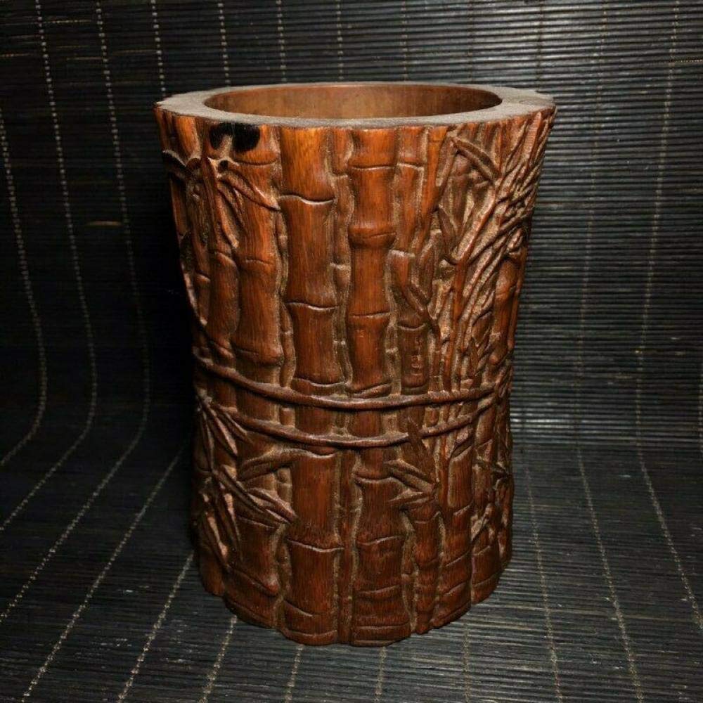 Porte-stylo en bambou sculpté pour sublimer la décoration d'un bureau de style rétro