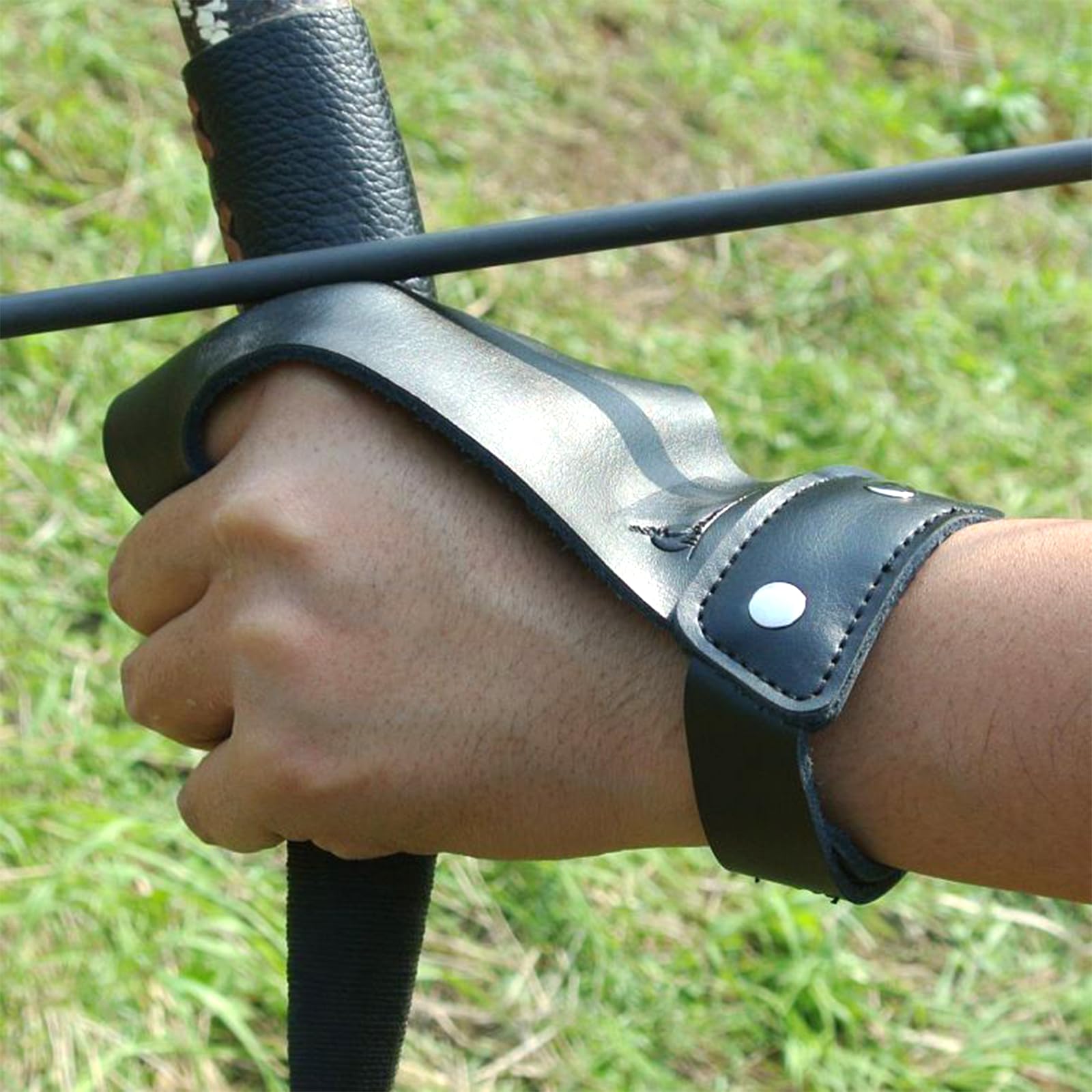Set Protège Bras de ​Tir à l'arc en Cuir PU Garde de Bras de tir à l'arc Noir Protection d'avant-Bras avec Sangles Réglable et Cuir Protège Doigts pour Arc Classique Arc Composé
