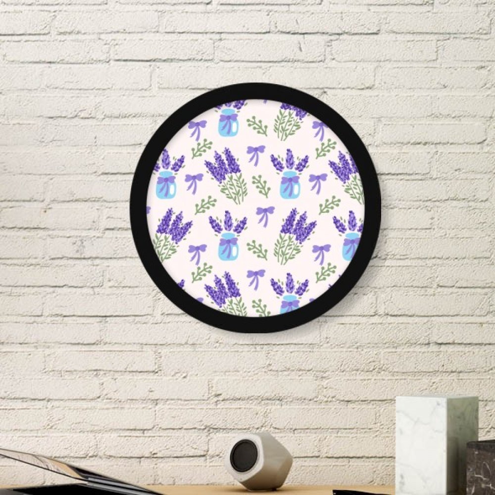 Peinture lavande sous cadre rond en bois noir, une idée cadeau déco élégante