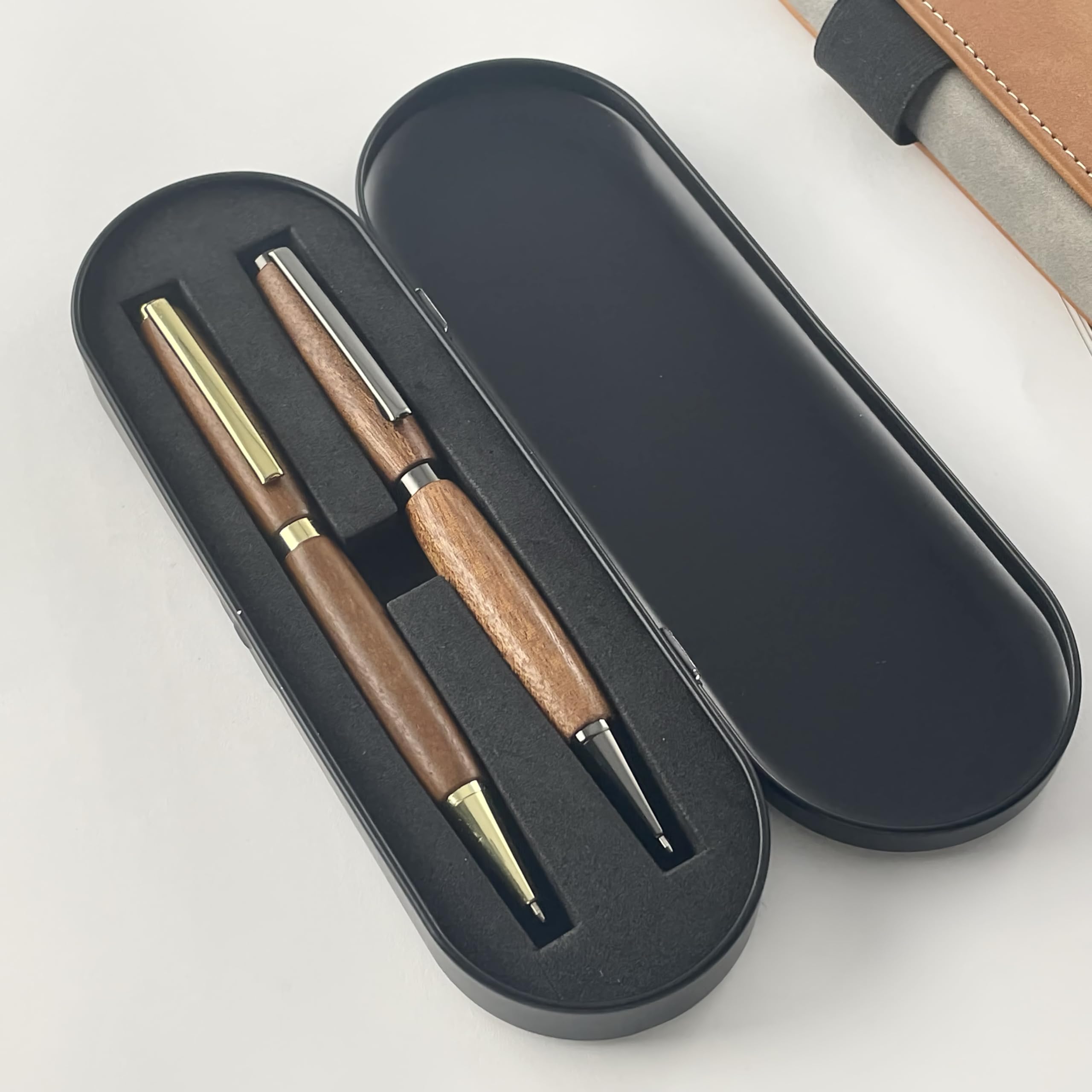 2er Stift-Set aus afrikanischem Mahagoniholz – Handgefertigt in Frankreich mit persönlicher Gravur – Inklusive Geschenk-Metallbox, Hochzeit, Jubiläum