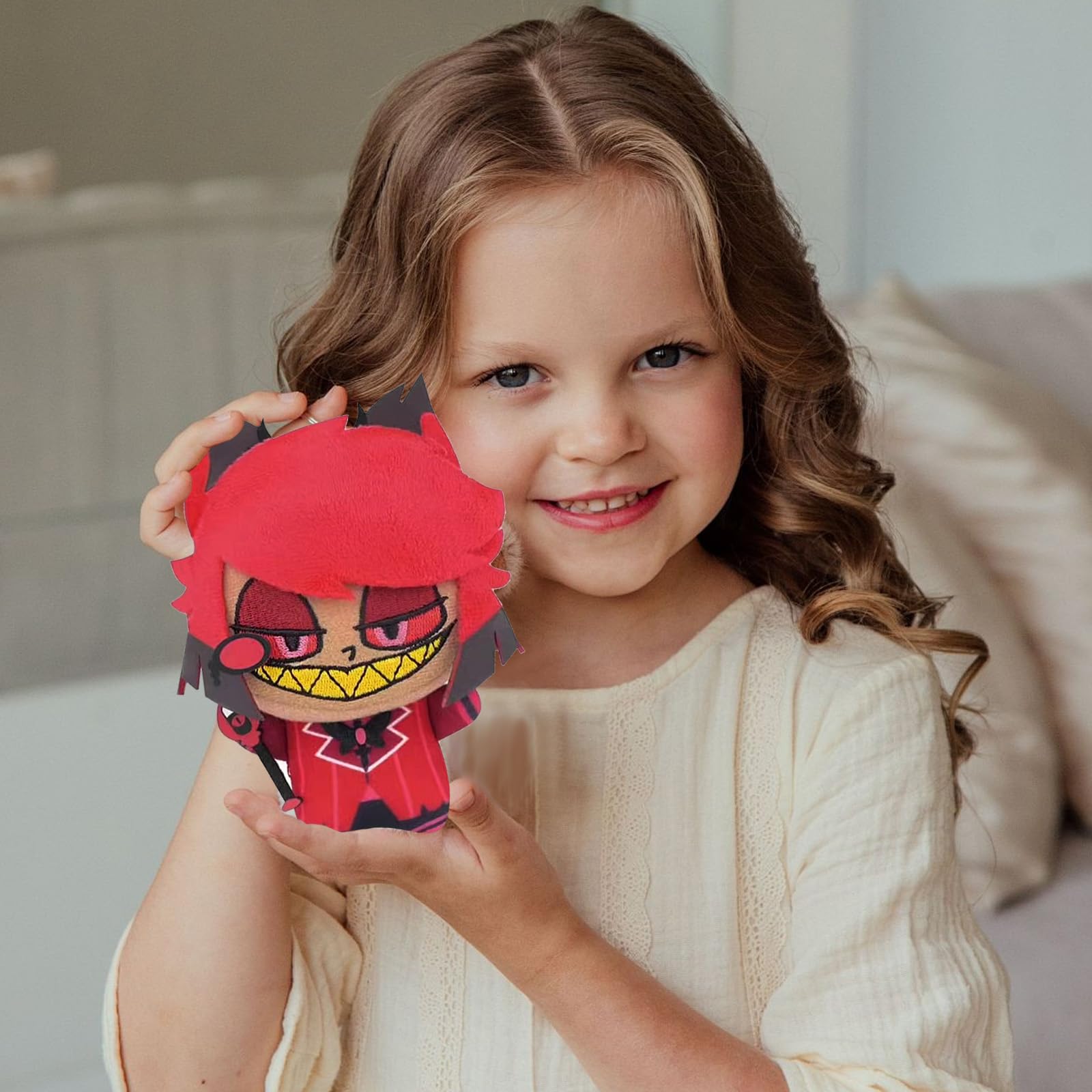 AUNGSHE Hazbin Hotel Peluche, Peluche Coleccionable de Hazbin Hotel, Adecuado para Fans, Niños y Adultos, Mochilas, Llaves, Maletas y Carteras — view 5