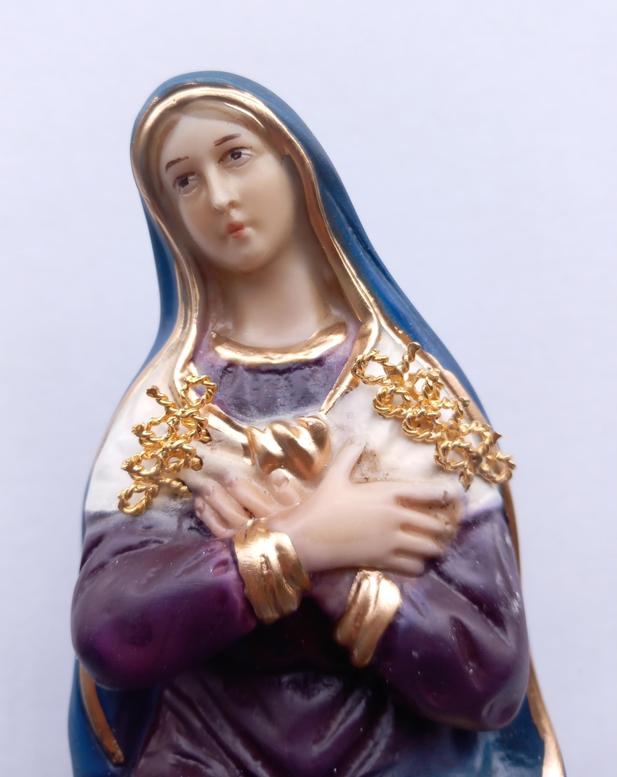 Generico Arte Sacra Caravaggio Statua della Madonna Addolorata, cm 22 x 10 realizzata in marmo resina piena, decorata a mano, di produzione artigianale