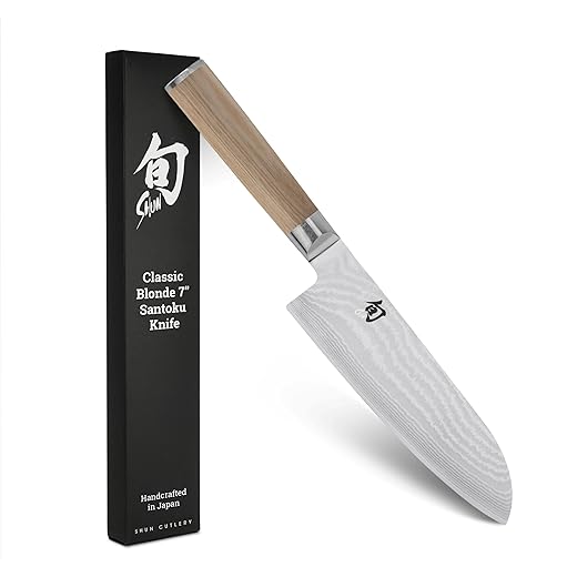 KAI Shun Classic White Santoku 18 cm Blade Length - Damascus Knife 32 Layers VG MAX Core - 61 (±1) HRC - Pakkawood Handle - Made in Japan - Forged Japanese Chef Knife