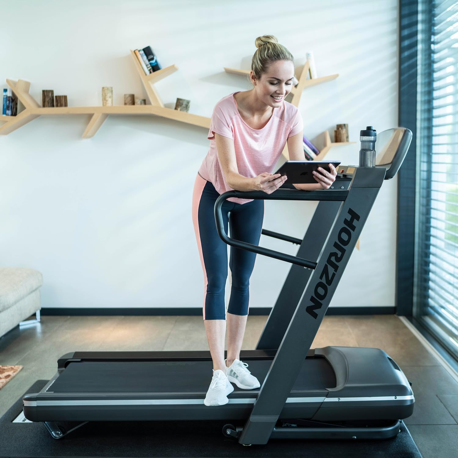 Horizon Fitness Laufband Omega Z Dark Edition mit neuartigem Rahmendesign für mehr Lauffreiheit und herzfrequenzbasierter PulseTrain Technology