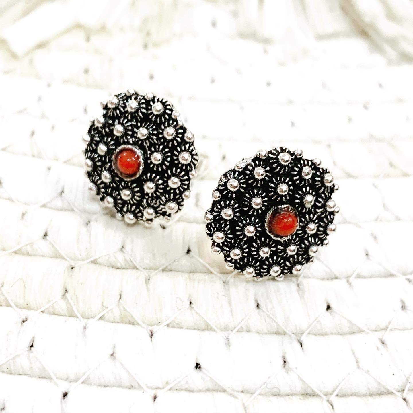 Orecchini con CORALLO in Argento brunito, lavorazione tipica Sarda a nido d'ape, DIAMETRO 1,5 CM