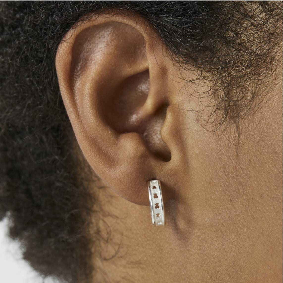 TOUS Pendientes de Aro de Plata de Primera Ley para Mujer con Motivo de Oso, con Cierre Criollo de 11 mm de Diámetro, Atemporal y Elegante, Colección Bear Row