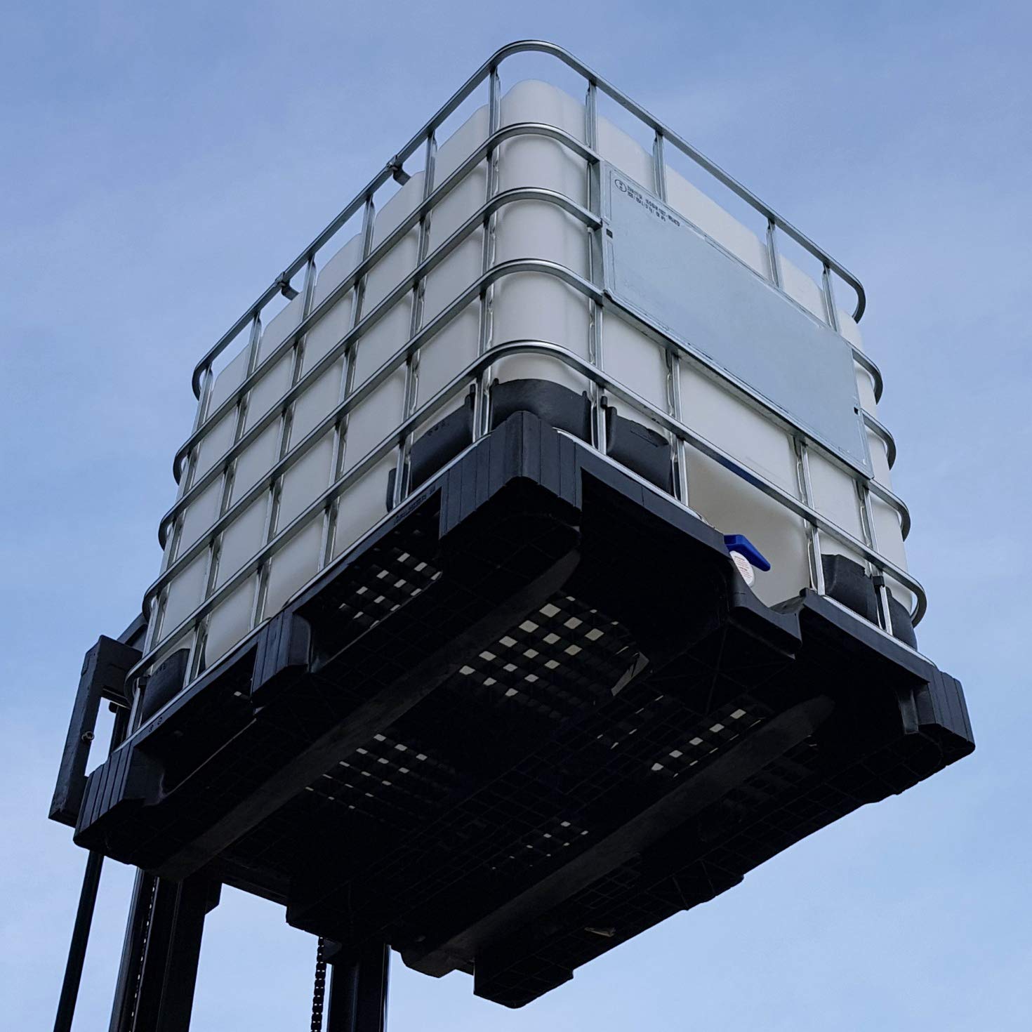 1000 l IBC Wassertank Container Regenwassertank GFK Kunststoffpalette GESPÜLT