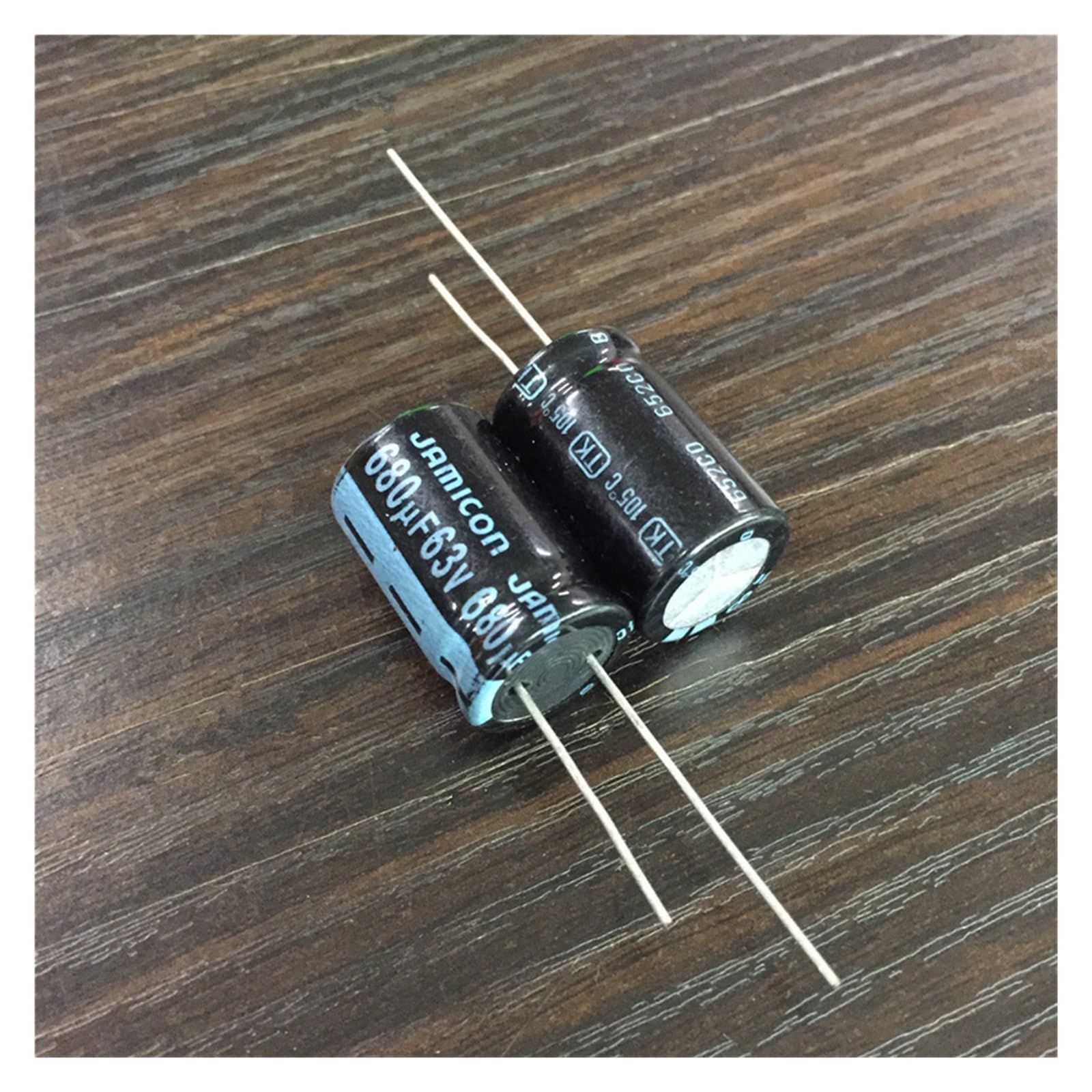 Condensateur 680uF 63V aluminium électrolytique 16x25mm pour circuit électronique | Lot de 10 pièces
