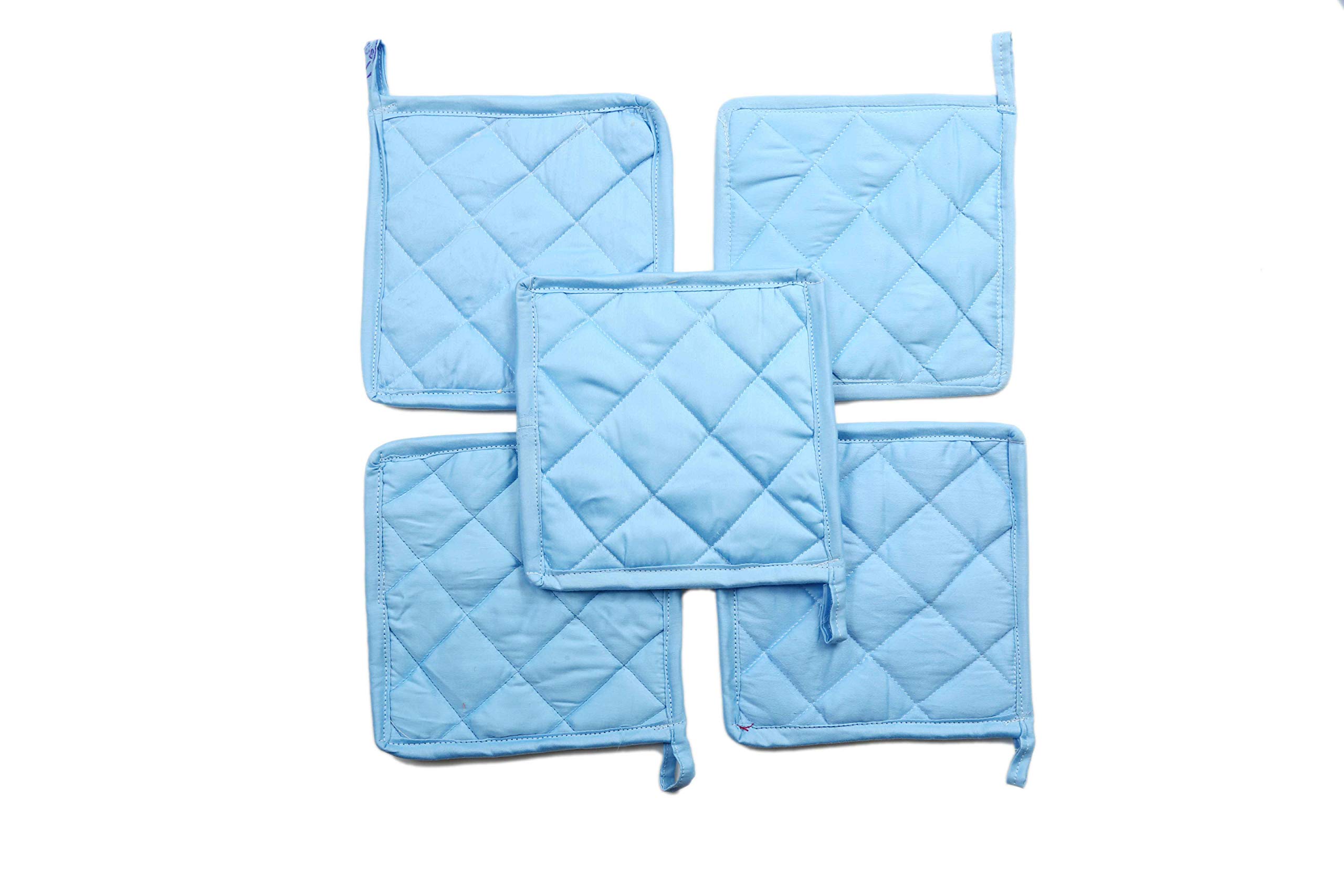 Maniques de cuisine bleu clair pour sortir vos plats du four