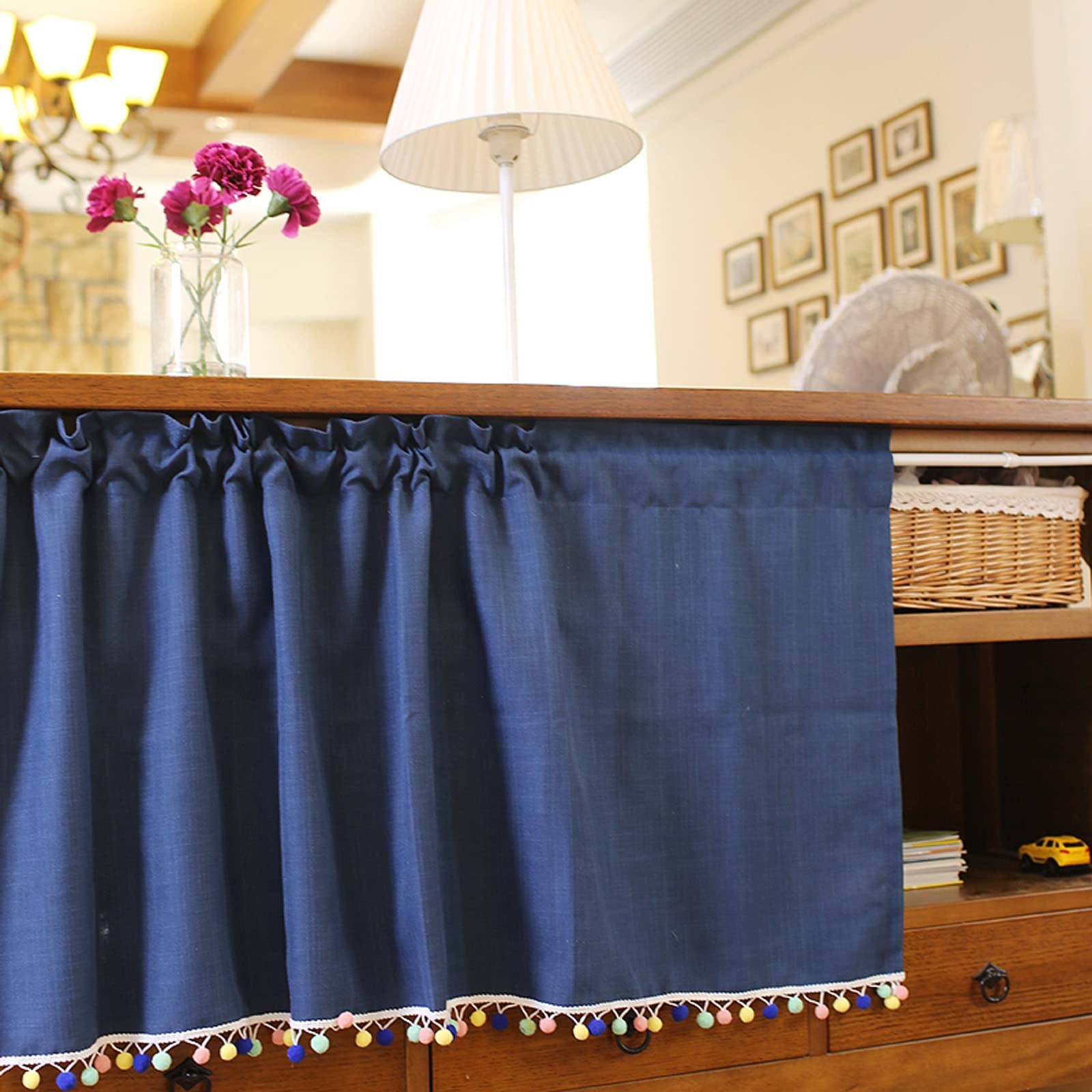 Demi-rideau vintage bleu pour protéger votre bureau des regards indiscrets