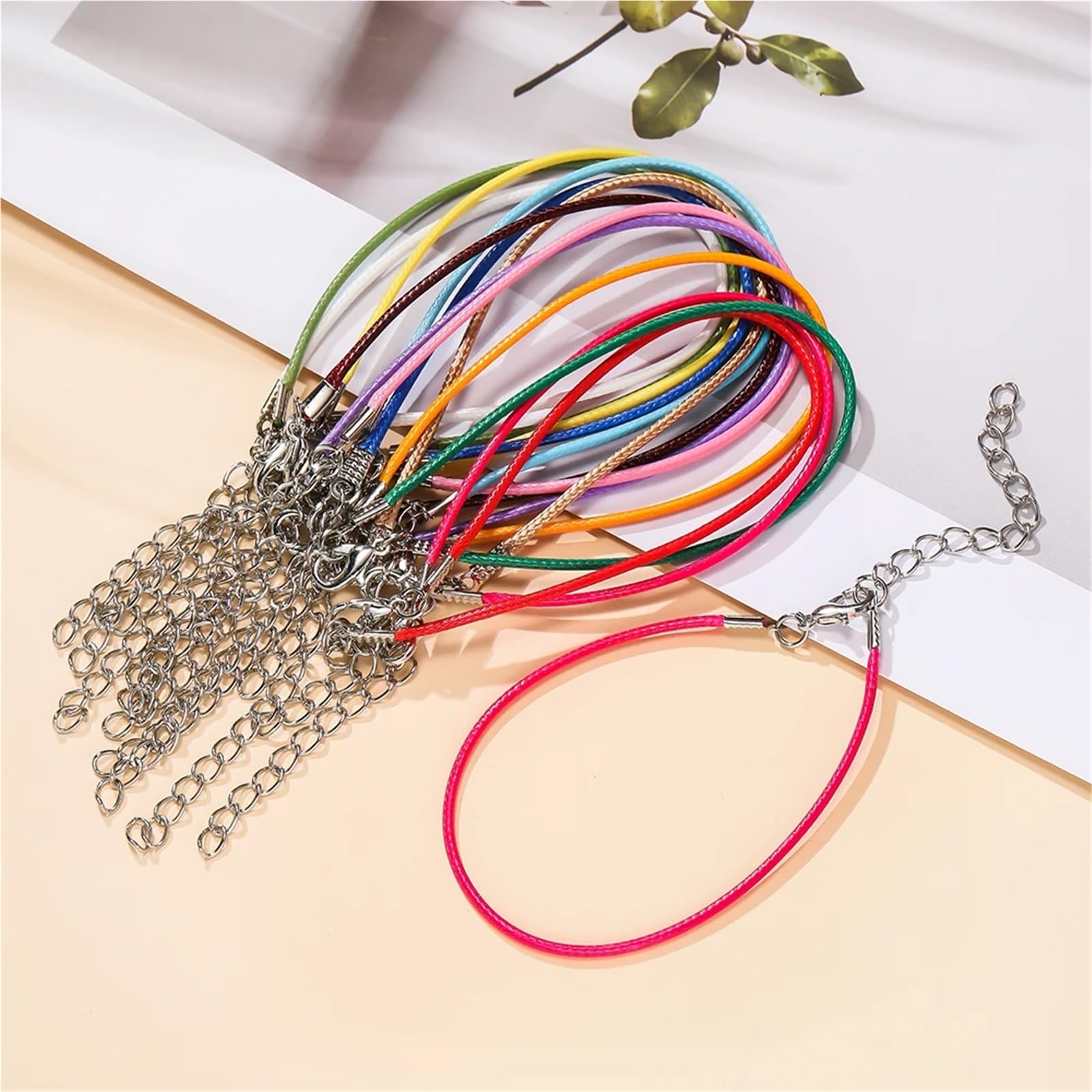 Sznurek do naszyjnika 100 szt. 1,5/2mm PU skórzany przewód bransoletki zestaw plecione sznurki powlekane woskiem z zawieszkami materiały ​​wyrobu biżuterii(Pink,1.5x220mm)