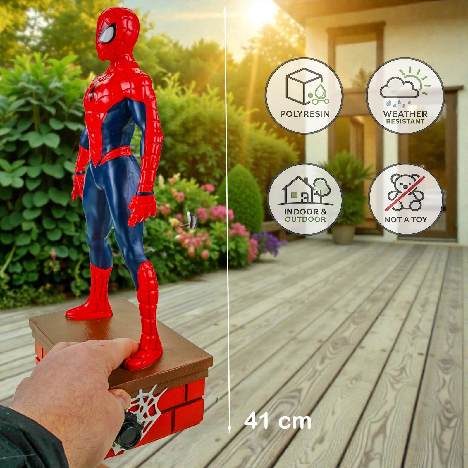 Gartenfigur Spiderman 41 cm Dekofigur Polyresin Figur für In- und Outdoorbereich | Superheld auf Ziegelsockel als Blickfang für Garten, Terrasse, Balkon oder Wohnzimmer