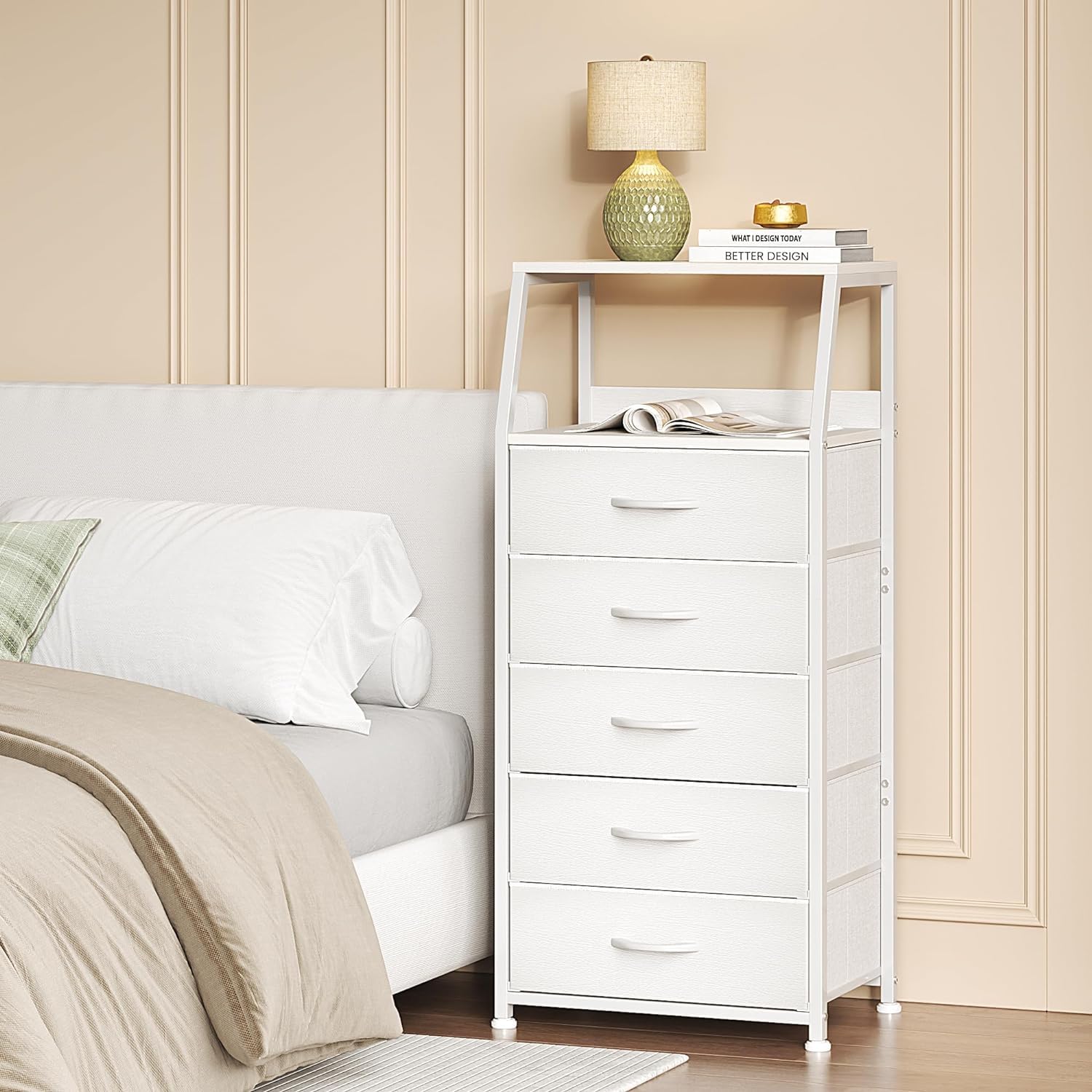 Kommode mit 5 Schubladen aus Stoff, Hoch Schmal Komodenschrank Aufbewahrungsschrank für Schlafzimmer, 2-Tier Holzplatte Stoffkommode, Industrieller Schrank für Wohnzimmer Kinderzimmer Flur, Weiß