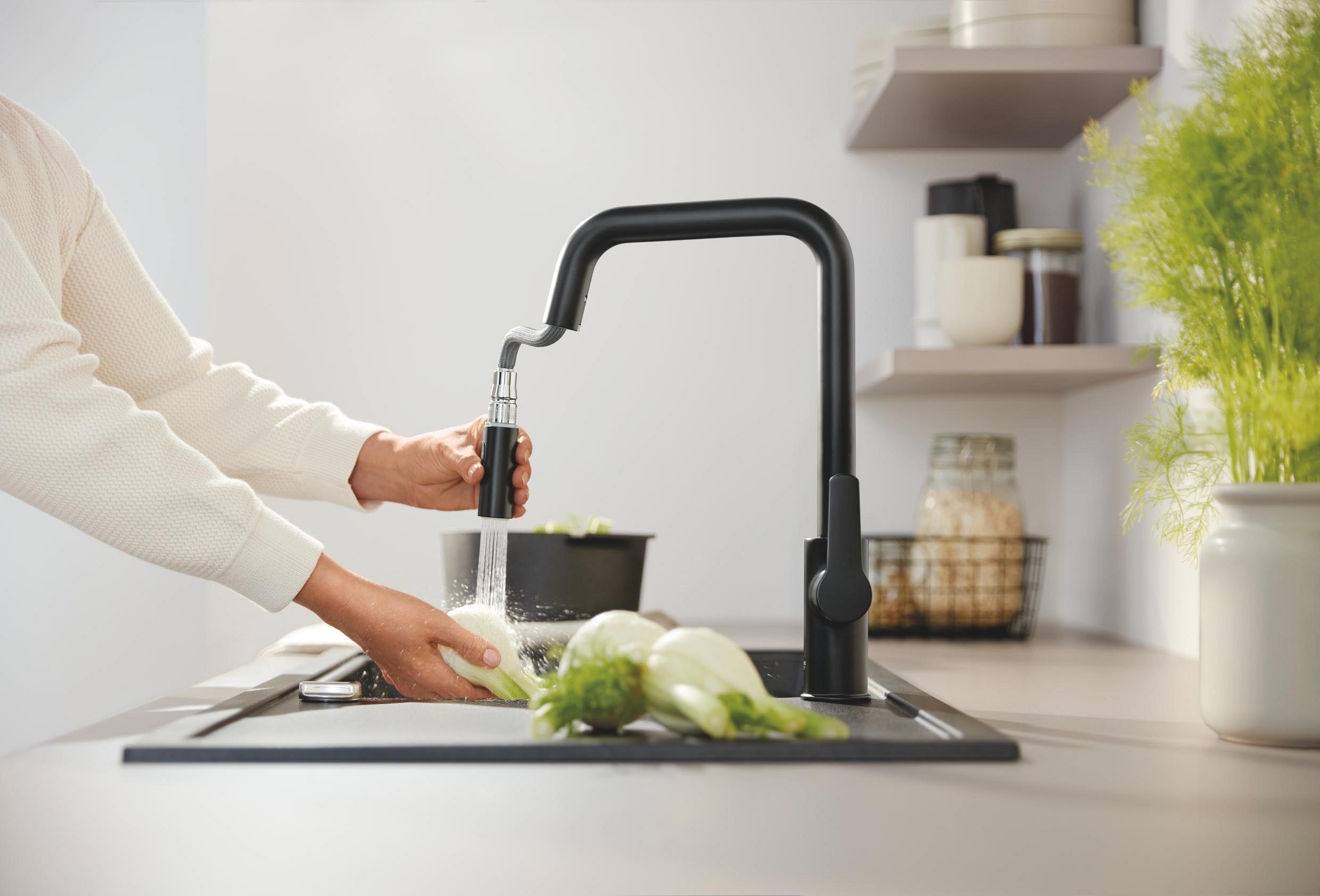 GROHE Start QuickFix – wyciągana bateria kuchenna z podwójnym natryskiem (wysoka wylewka U, obszar obrotu 360°, wkład ceramiczny 28 mm, ogony 3/8 cala), łatwy montaż dzięki GROHE QuickMount, czarny