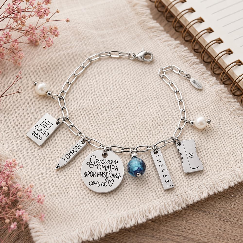 Pulsera para profesora, con el nombre personalizado y abalorios temáticos colgando. MODELO CUQUI-2. Regalos para profesores.