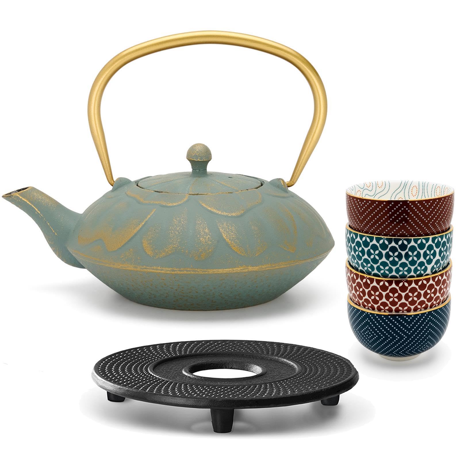 Bredemeijer Teekanne 1.3 Liter - flache Asia Gusskanne blau im Set mit 4 Tassen aus Porzellan & Untersetzer inkl. Edelstahl-Tee-Filter-Sieb Einsatz