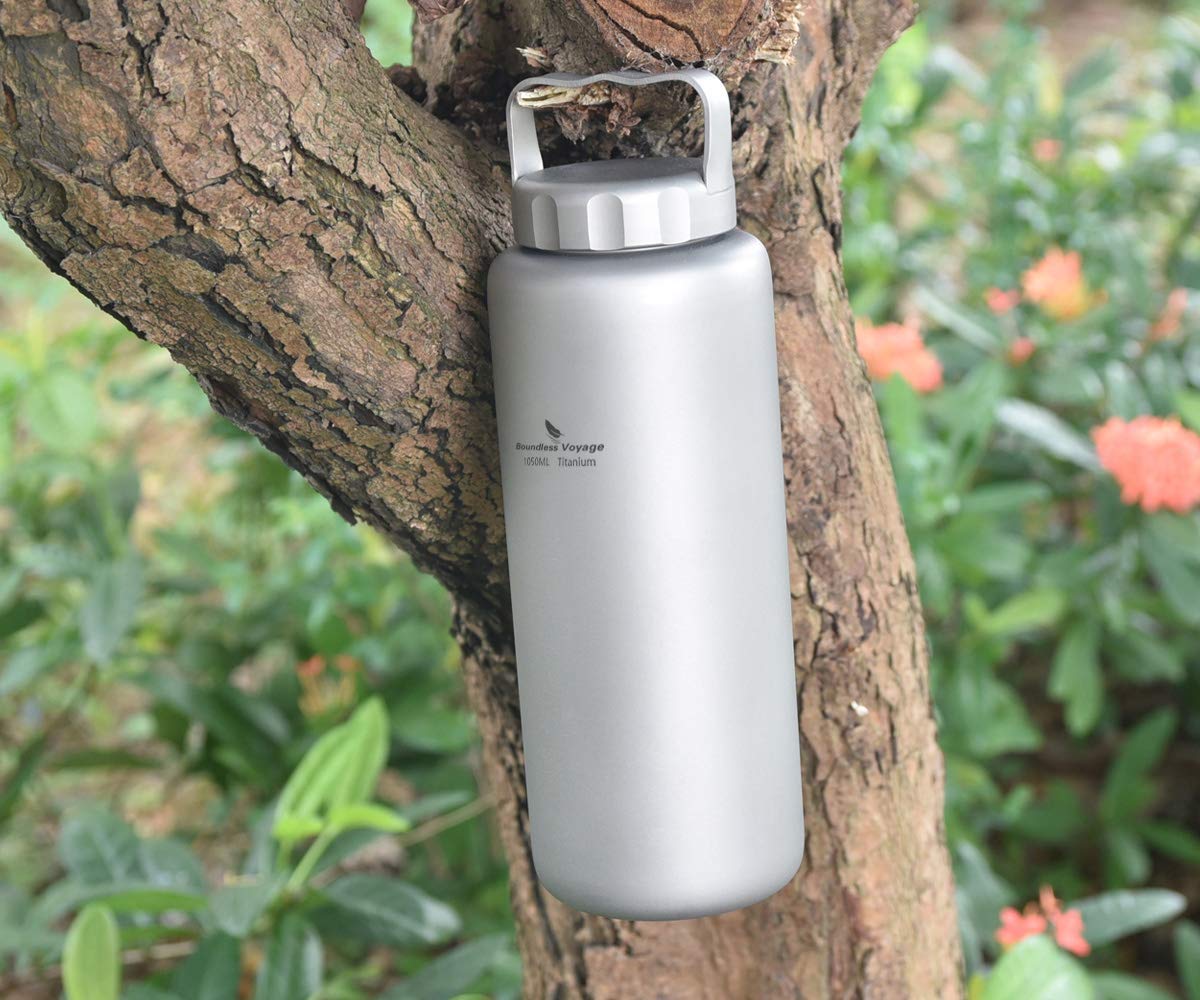iBasingo Ti3006D Bottiglia in Titanio da 1050 ml Tazza da Campeggio con Apertura Larga Bottiglia per Acqua Portatile Leggera per Escursionismo, Picnic, Singolo Strato Con Manico