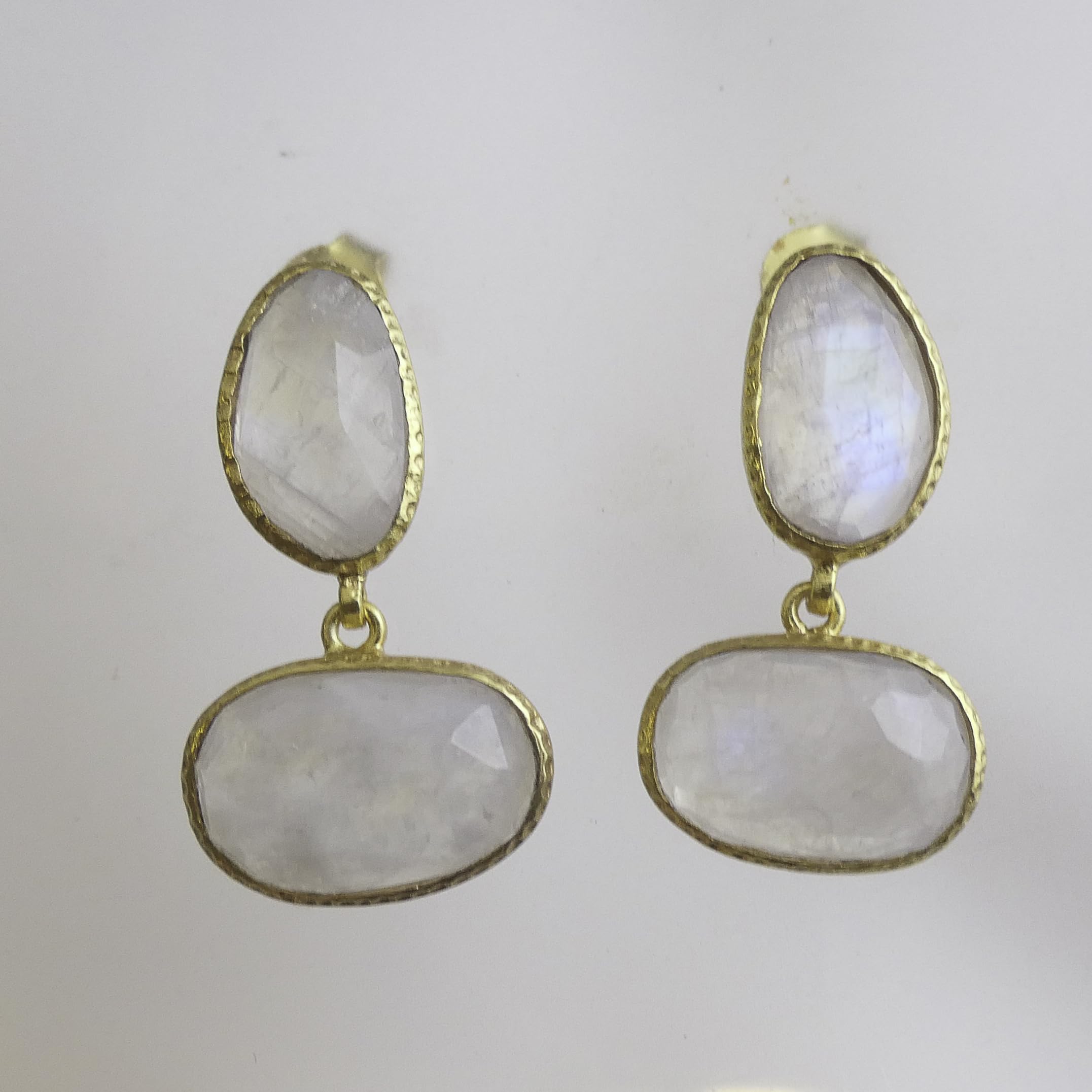 Pendientes colgantes de plata de ley bañada en oro con piedra lunar (piedra preciosa natural)