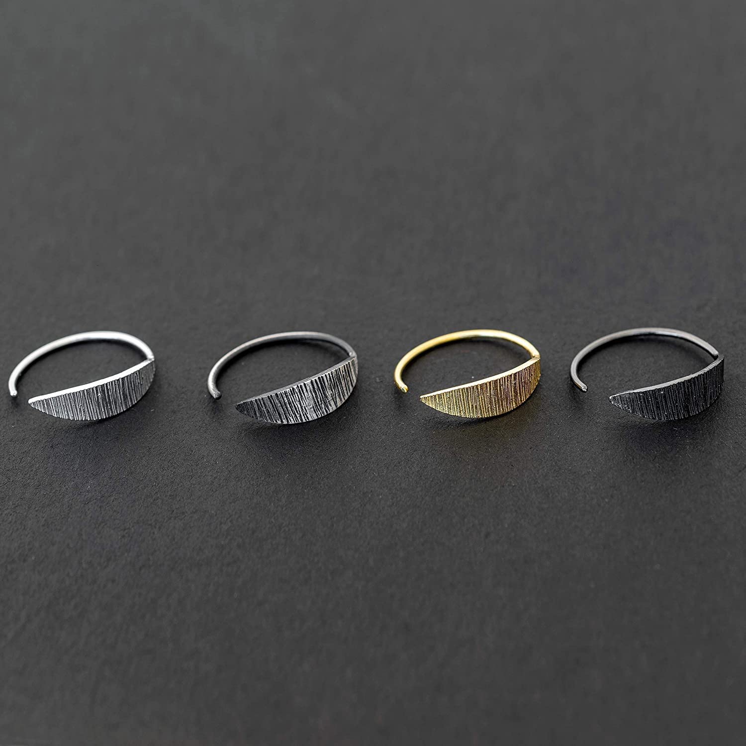 Orecchini Huggie a Cerchio da Uomo Design Foglia in Argento Sterling 925, Piccoli Discreti Moderni, Ipoallergenici e Senza Nichel - Fatto a mano da Emmanuela