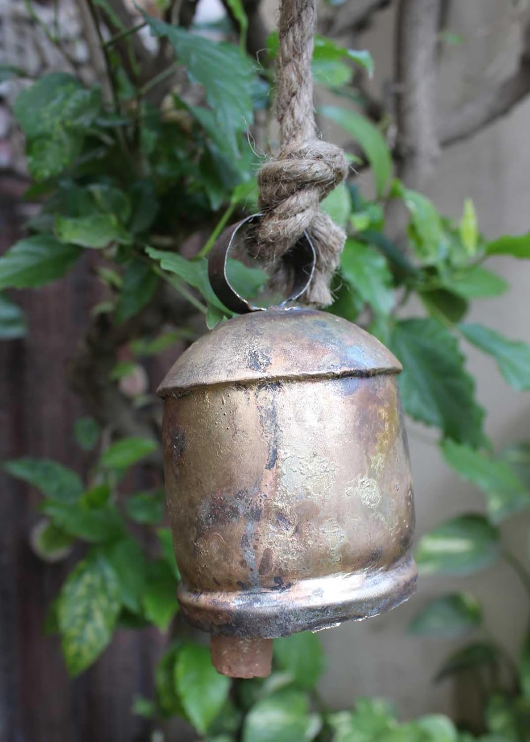 Mango Gifts Decorative 4 Harmony Rustic Iron Cluster Bells Garden Relaxing Tranquil Garden Wind Chimes, Country Style Cow Bells Antique Gold Finish Wall Hanging 82 cm Height