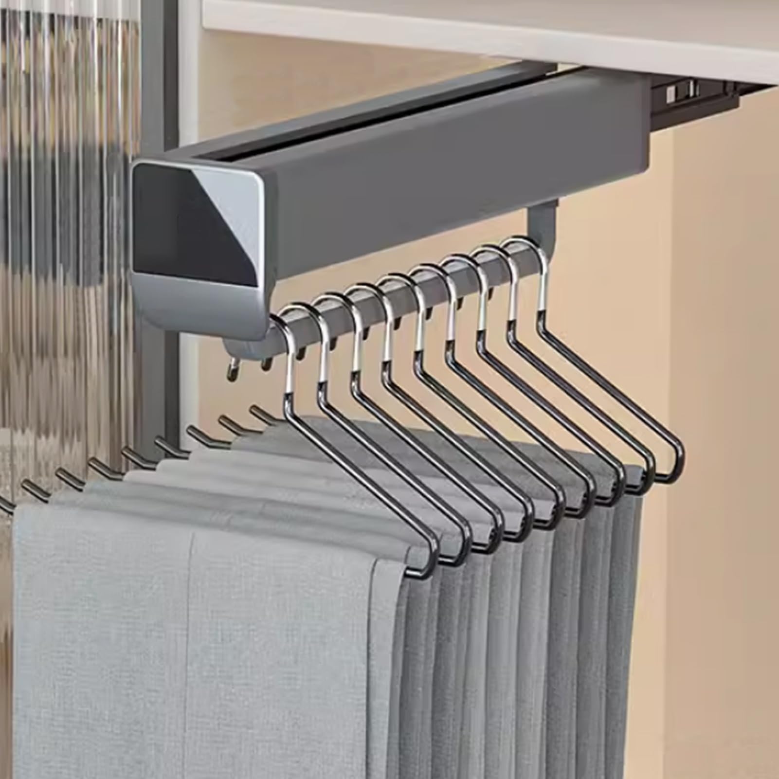 Tringle à vêtements coulissante pour optimiser l'espace du dressing familial