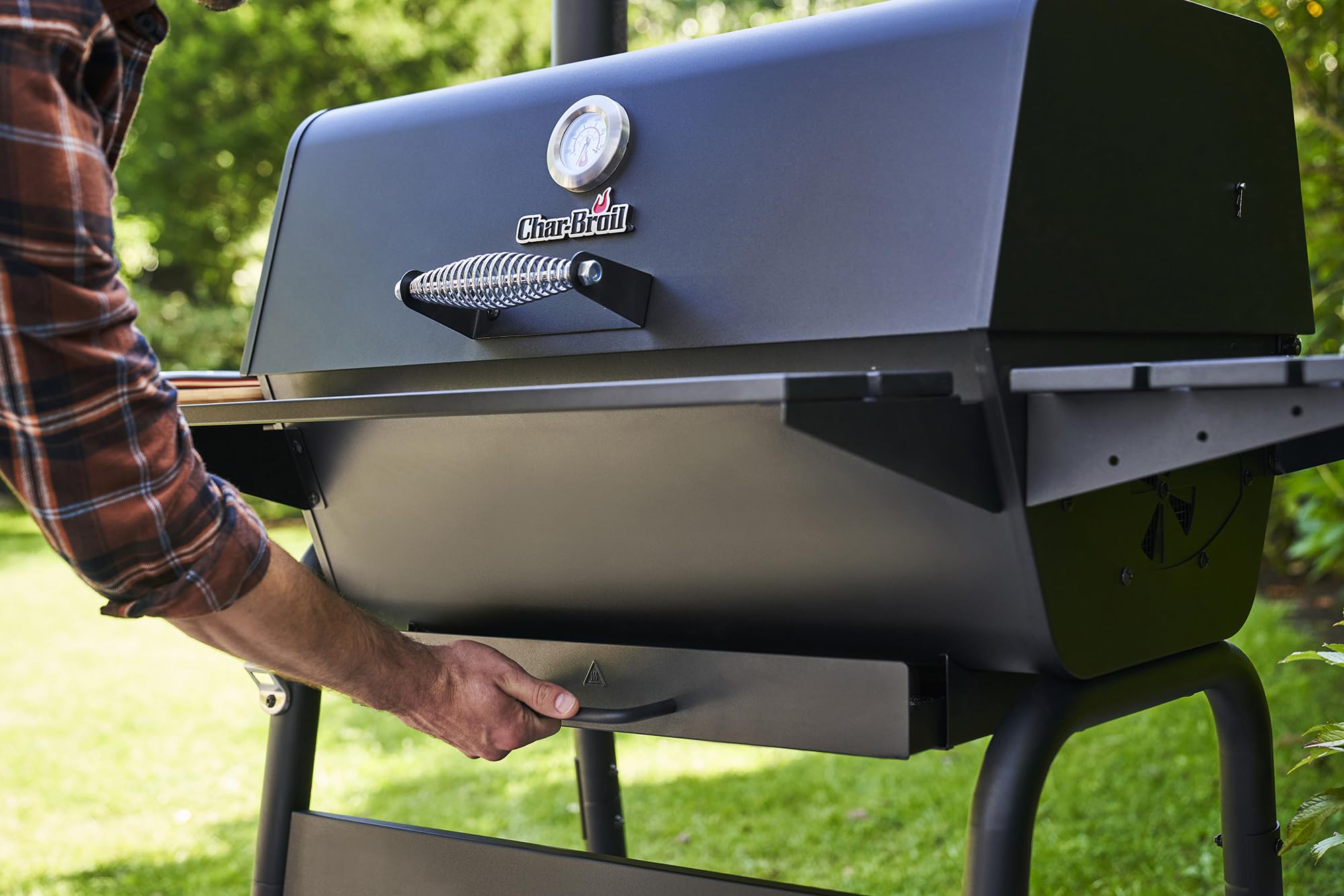 Char-Broil Barbecue a Carbone Charcoal L con Griglia Regolabile e Camino | Ideale per +6 persone, Termometro, Raccogli cenere, Grandi ruote, Ripiani con ganci, Compatibile con Charcoal 2Go