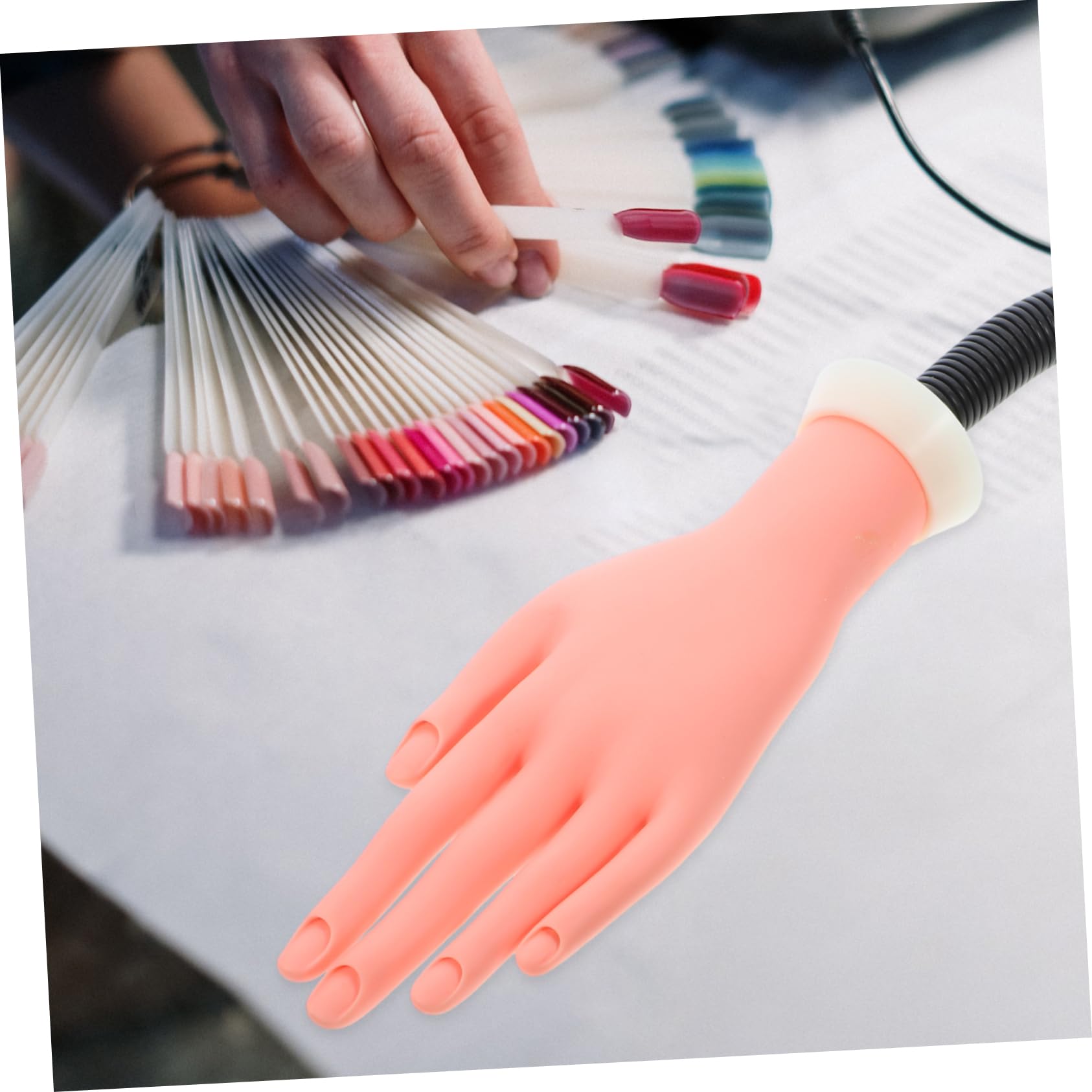Gatuida 100 Pezzi Mani Finte in Plastica con Unghie Finte Mobili Flessibili per Pratica Manicure Modelli Riutilizzabili Accessori per Unghie Principianti e Saloni