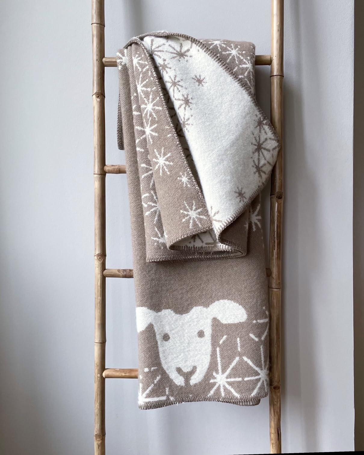JOWOLLINA Wendedecke Wolldecke Plaid Kuscheldecke aus Öko-Wolle mit lustigem Tiermotiv (Schäfchen Pusteblume Clay)