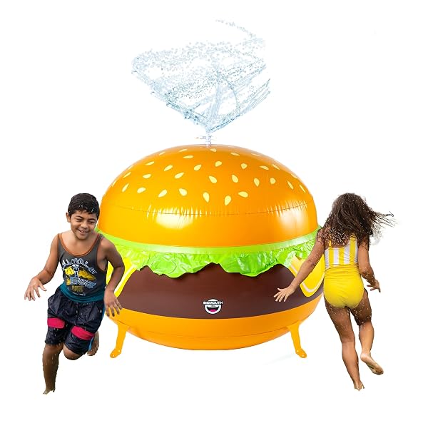 Barn leker med stor hamburgare badleksak i poolen.