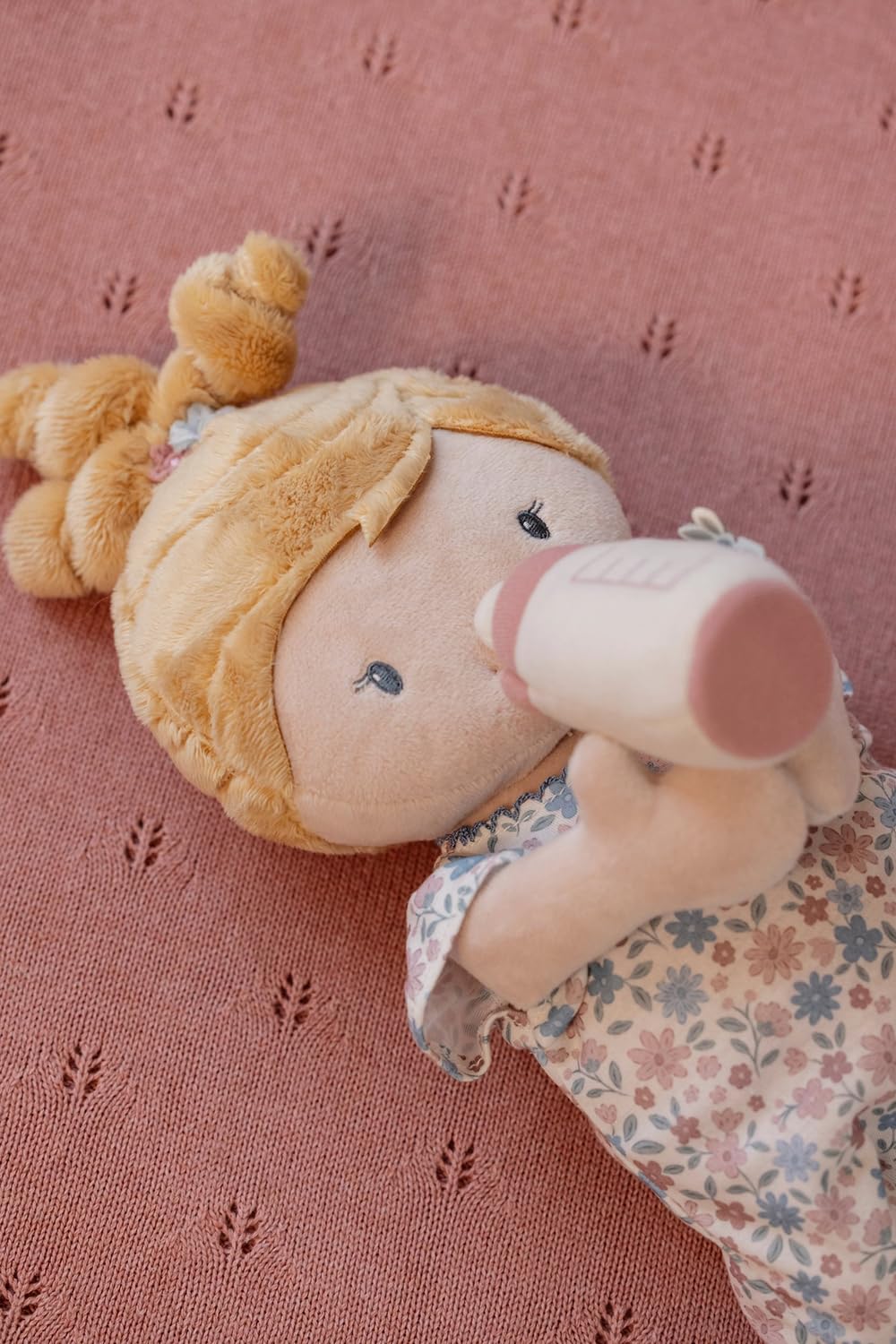 Little Dutch Muñeca de tela Julia – Juego de muñecas – Manos magnéticas – con botella magnética – Incluye pelele y peluche de ganso – para niñas a partir de 12 meses