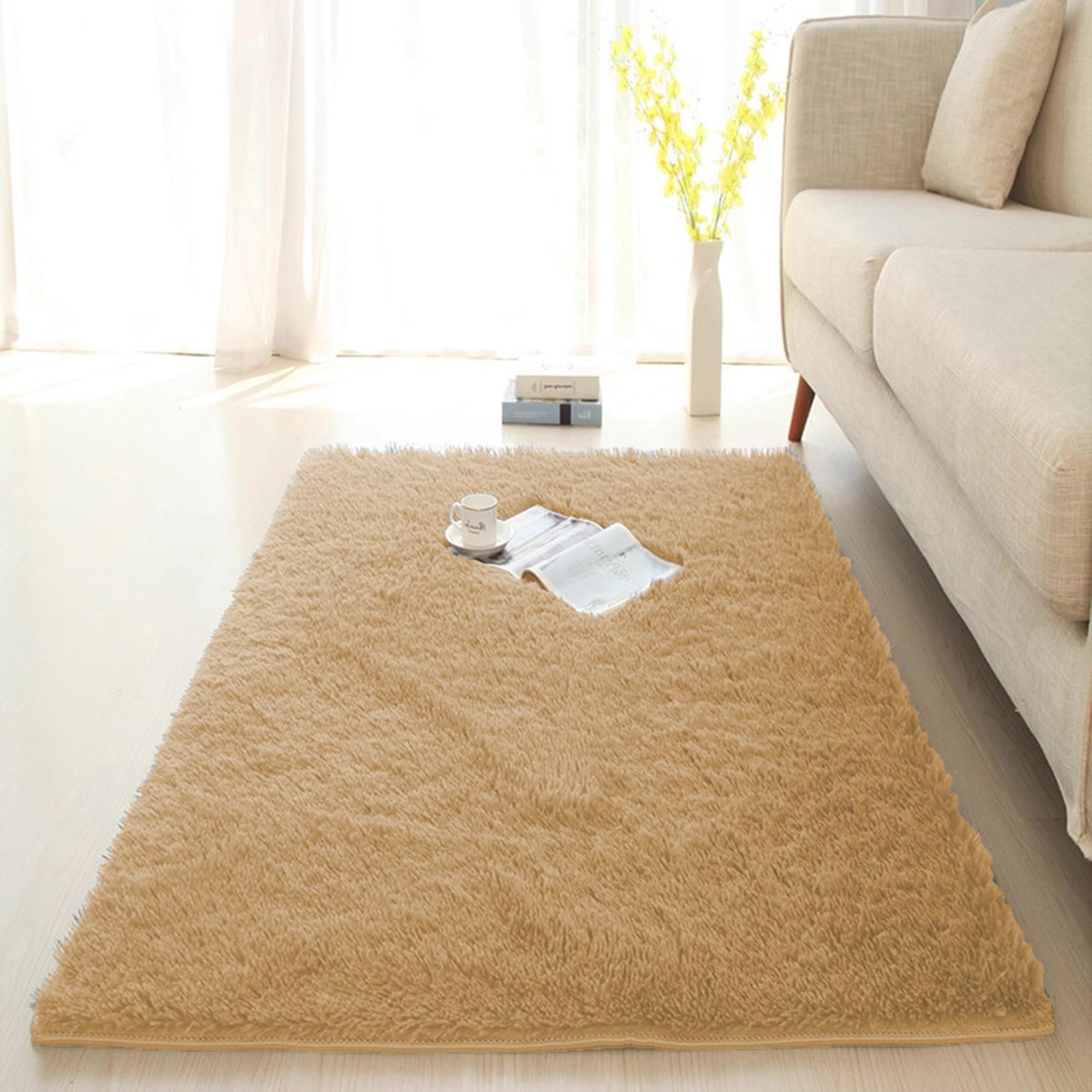 Tapis poils longs doux fini le sol froid dans la chambre d'enfant