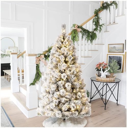 Glitzhome Árbol de Navidad artificial preiluminado de 6 pies, árbol de Navidad de pino delgado flocado con 300 luces blancas cálidas para decoración