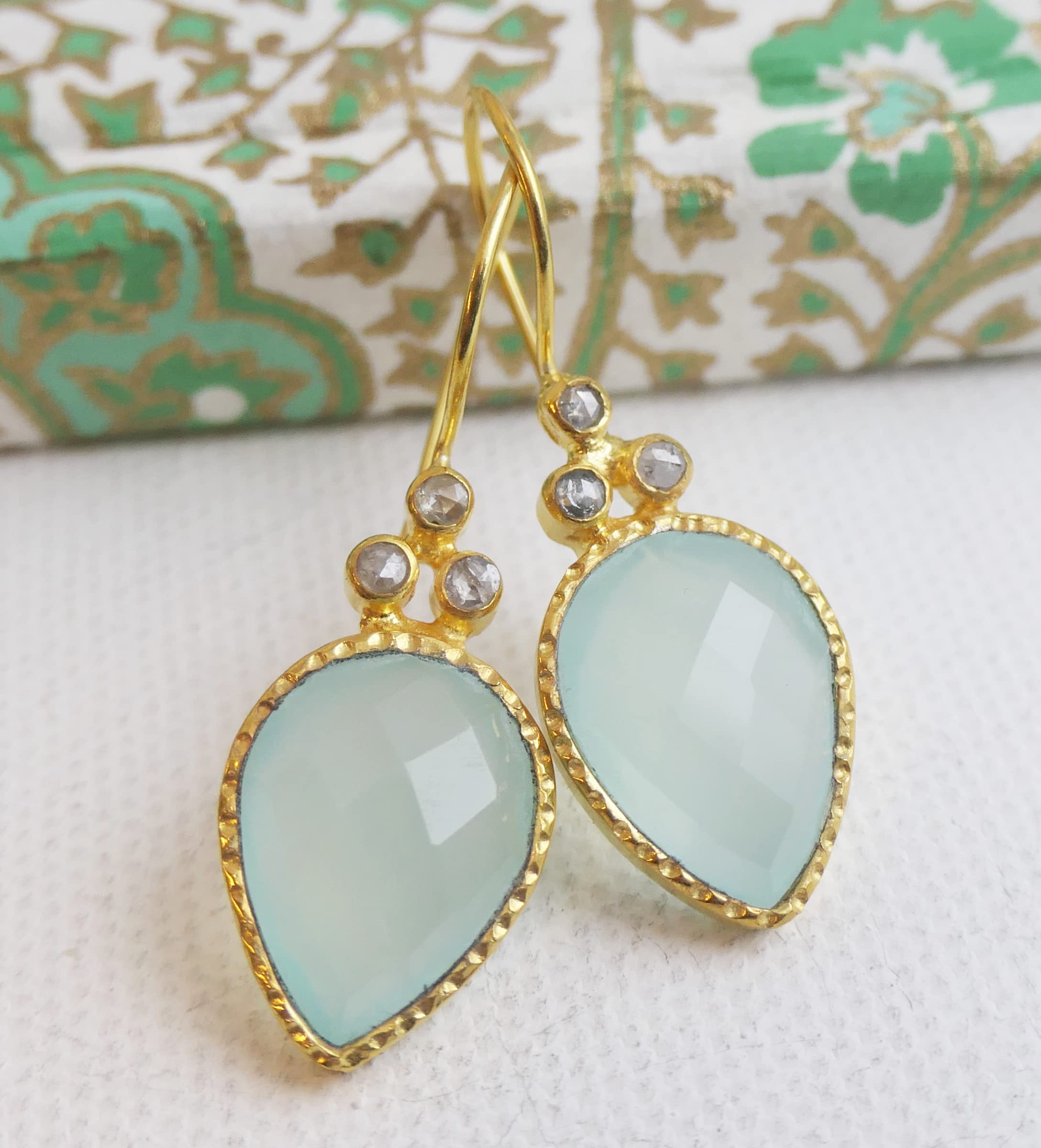 Pendientes de plata de ley con baño de oro, calcedonia aguamarina y diamantes