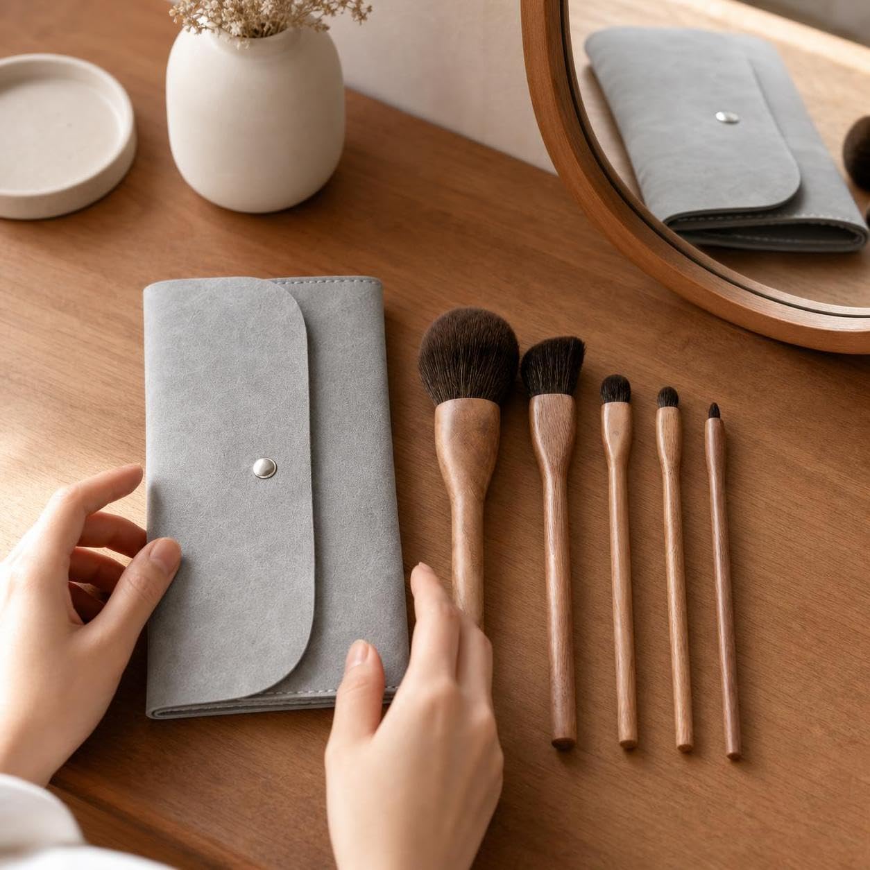 Kit Pennelli da Trucco Professionali con Manico in Legno e Fibra Sintetica per e Trucco, per bellezza - per uso quotidiano, Set di 5 pennelli quotidiani con borsa a busta grigia