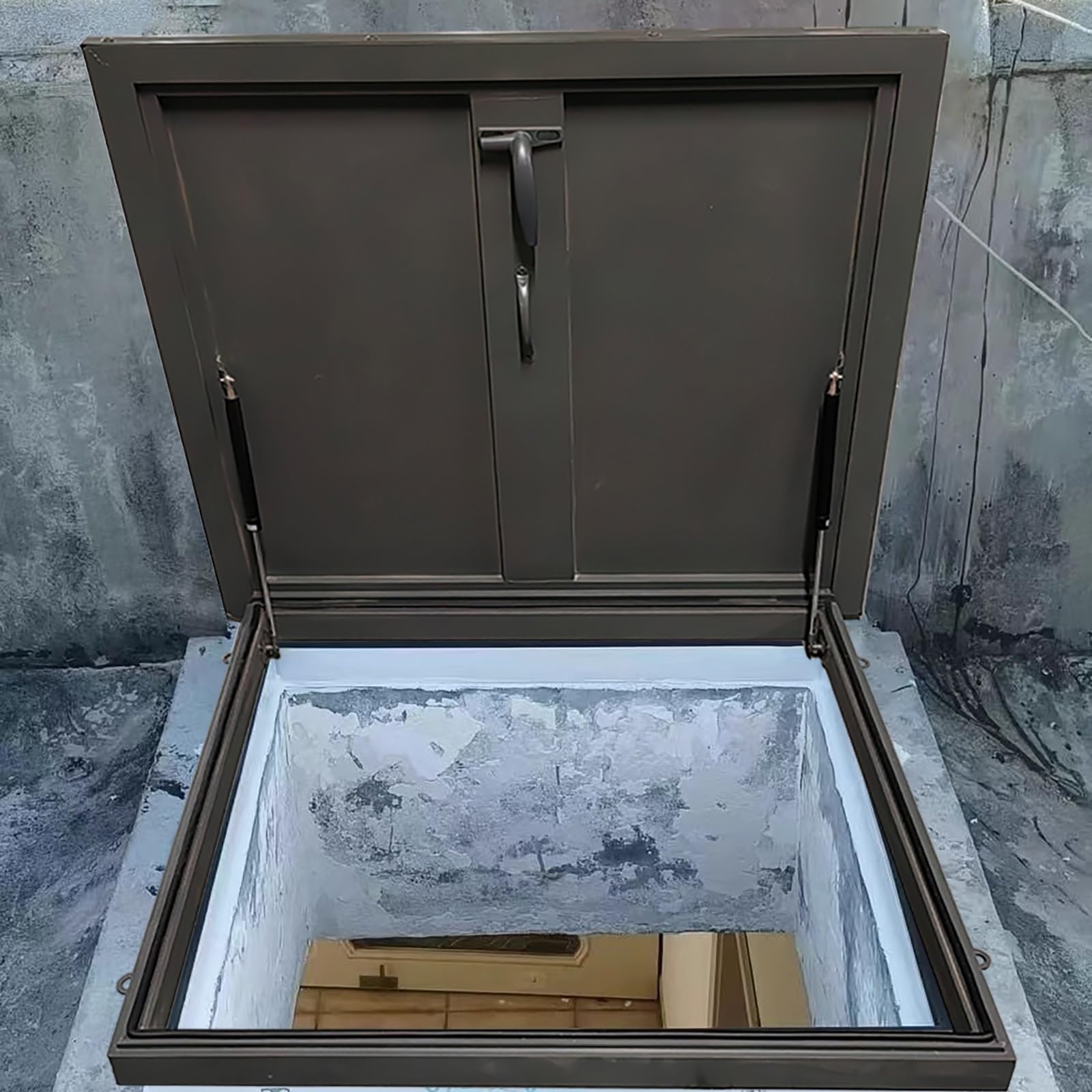 Cubierta de ventana de techo con junta de sellado para evitar humedades en sótanos y ventilación