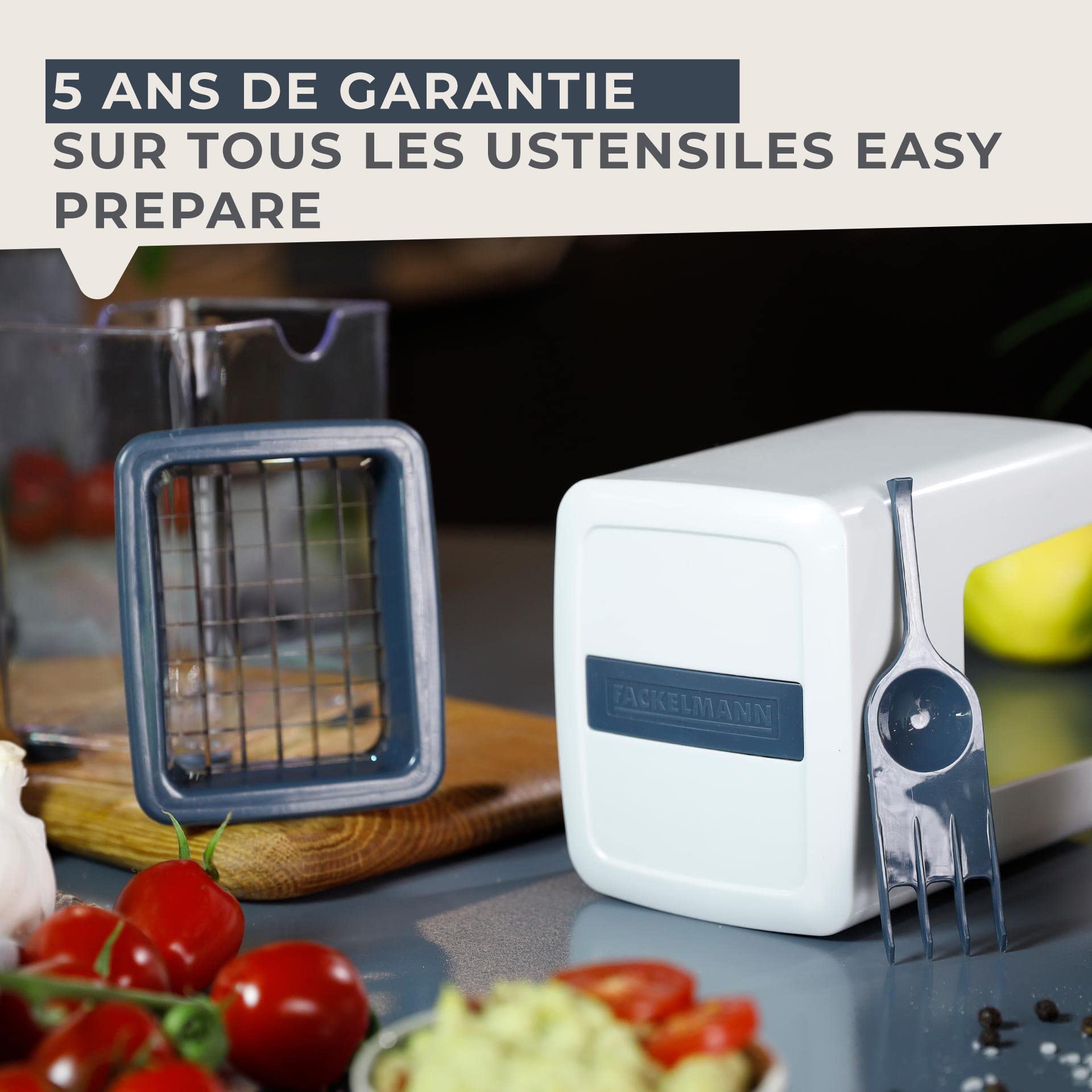 Fackelmann 27902 Coupe frite Manuel avec récipient et Brosse de Nettoyage, Coupe légumes, Coupe frite, ustensile de Cuisine, Plastique, Blanc, Bleu, 11,5 x 10 x 16 cm