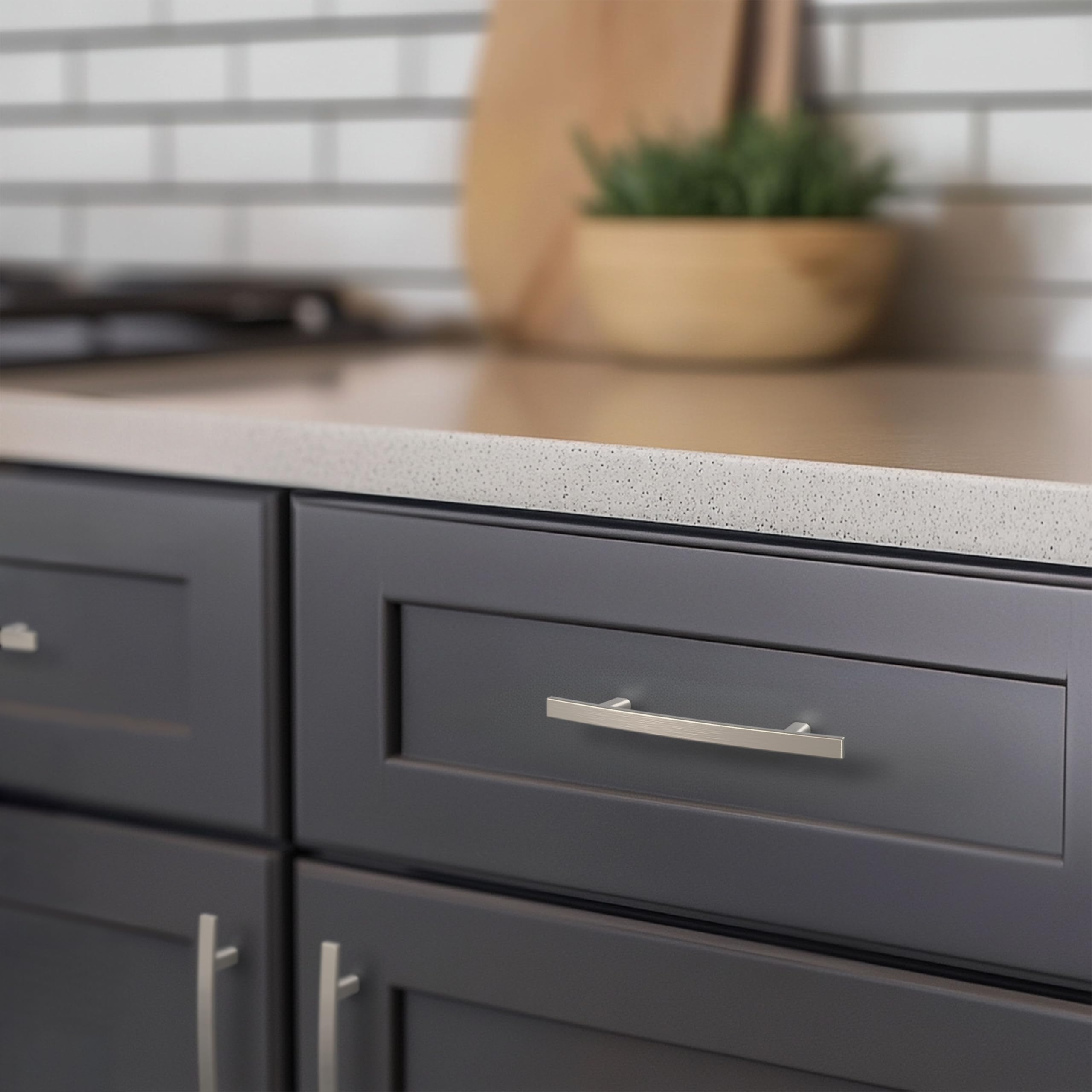 HESTIA HARDWARE Paquete de 10 tiradores curvados de níquel satinado para armario de cocina, tiradores modernos de cajón plateado; tirador de tocador de 96 mm con agujero de 96 mm (Z3.10.S)