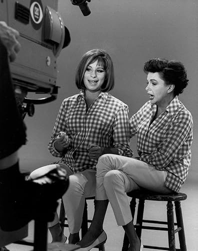Barbra Streisand y Judy Garland en un televisor Foto Print (8 x 10)