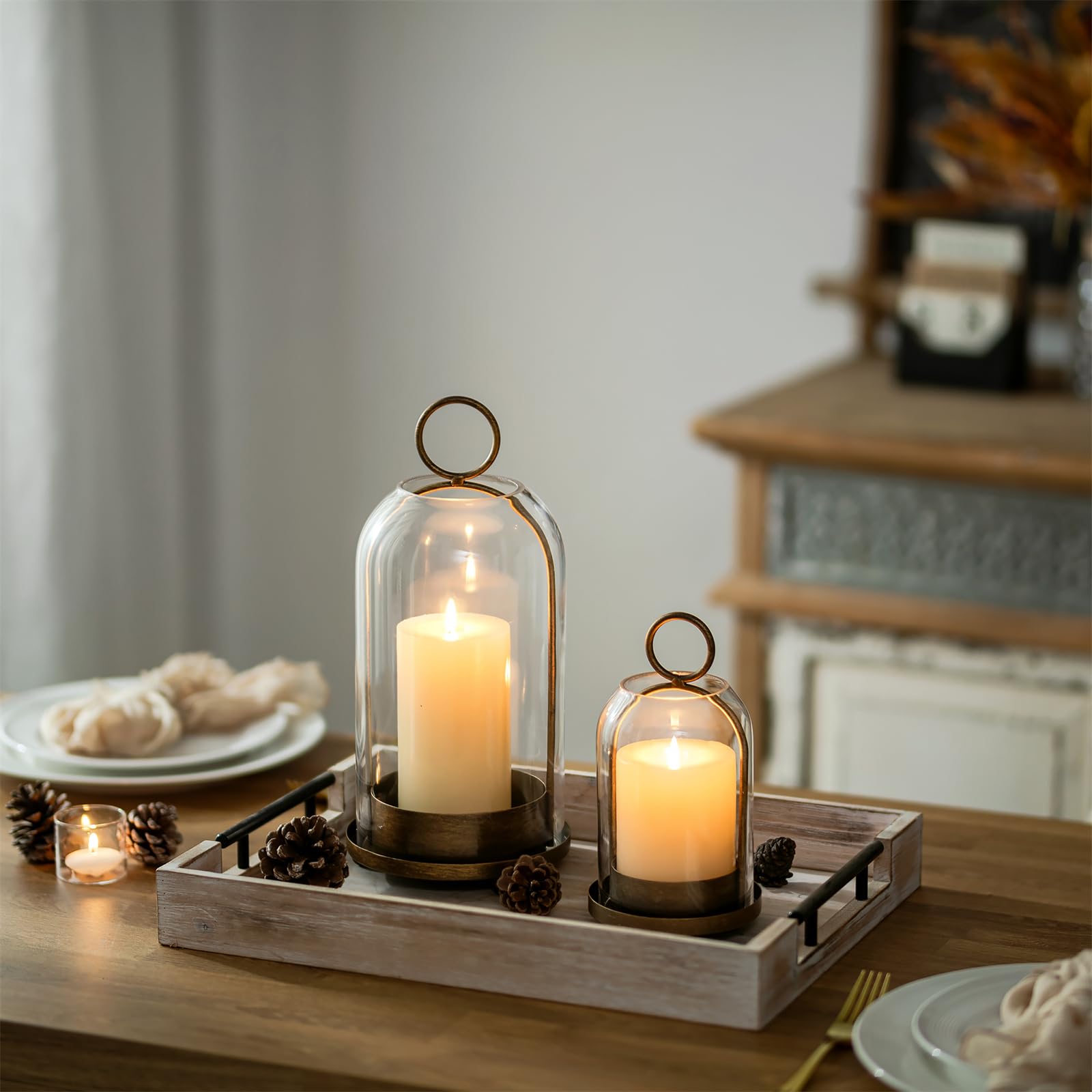 Sziqiqi Portacandele Hurricane per Candele a Colonna: Lanterna Vintage Ottone con Cupola in Vetro per Soggiorno - Set di 2 Grandi Lanterne Metalliche con Catena per Centrotavola Camino Esterno