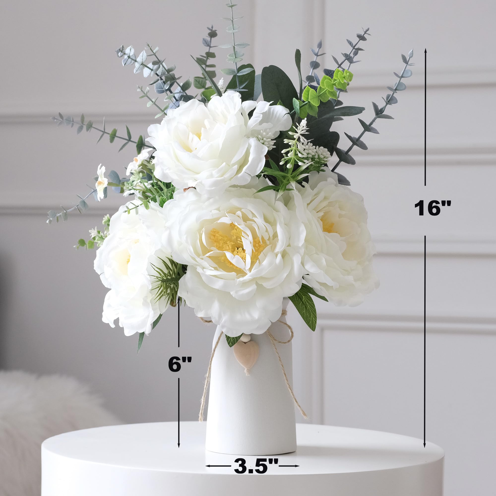 Composizione di peonie artificiali in vaso di ceramica, 40,6 cm, fiori di dalia finta con steli di eucalipto e foglie decorative, vaso con corda di iuta e ciondolo a forma di cuore, centrotavola per