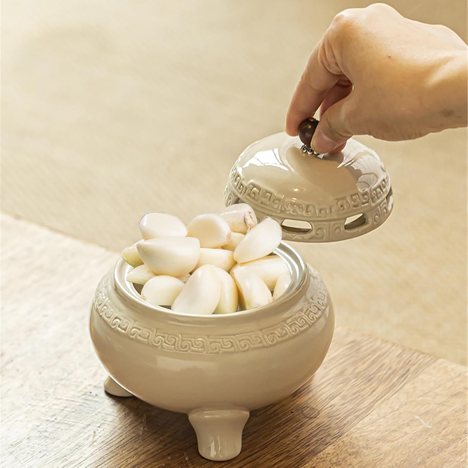 3 Feet Ceramic Garlic Keeper Freshness Breathable Garlic Container 4.13in with Hollowout Lid Home Use Garlic Holder Food Lovers Decoration
