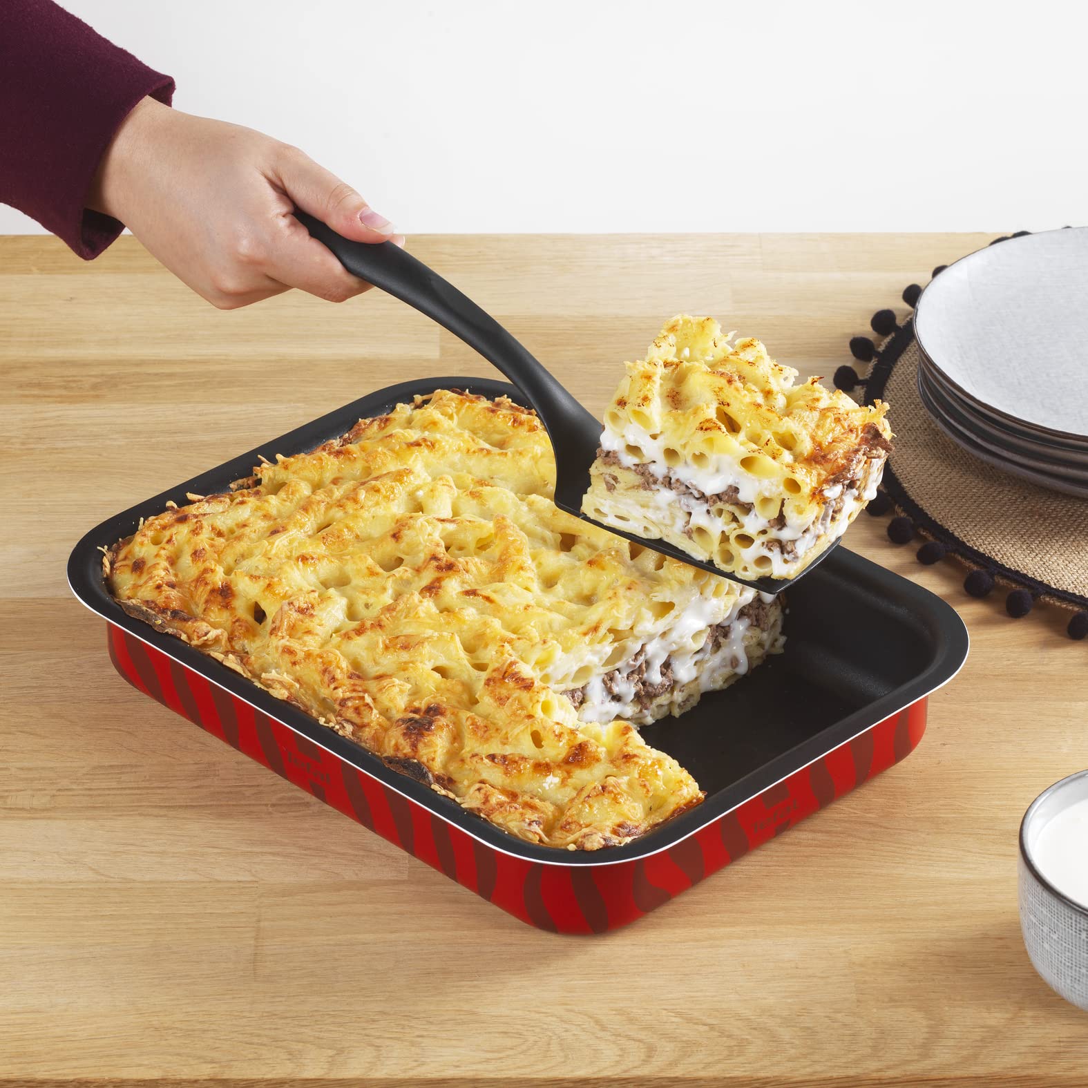 Tefal Les Spécialistes - Plat à Four 24X31 cm - Revêtement Antiadhésif, Aluminium, Diffusion de Chaleur, Nettoyage Facile, Rouge, Fabriqué en France - J5714782