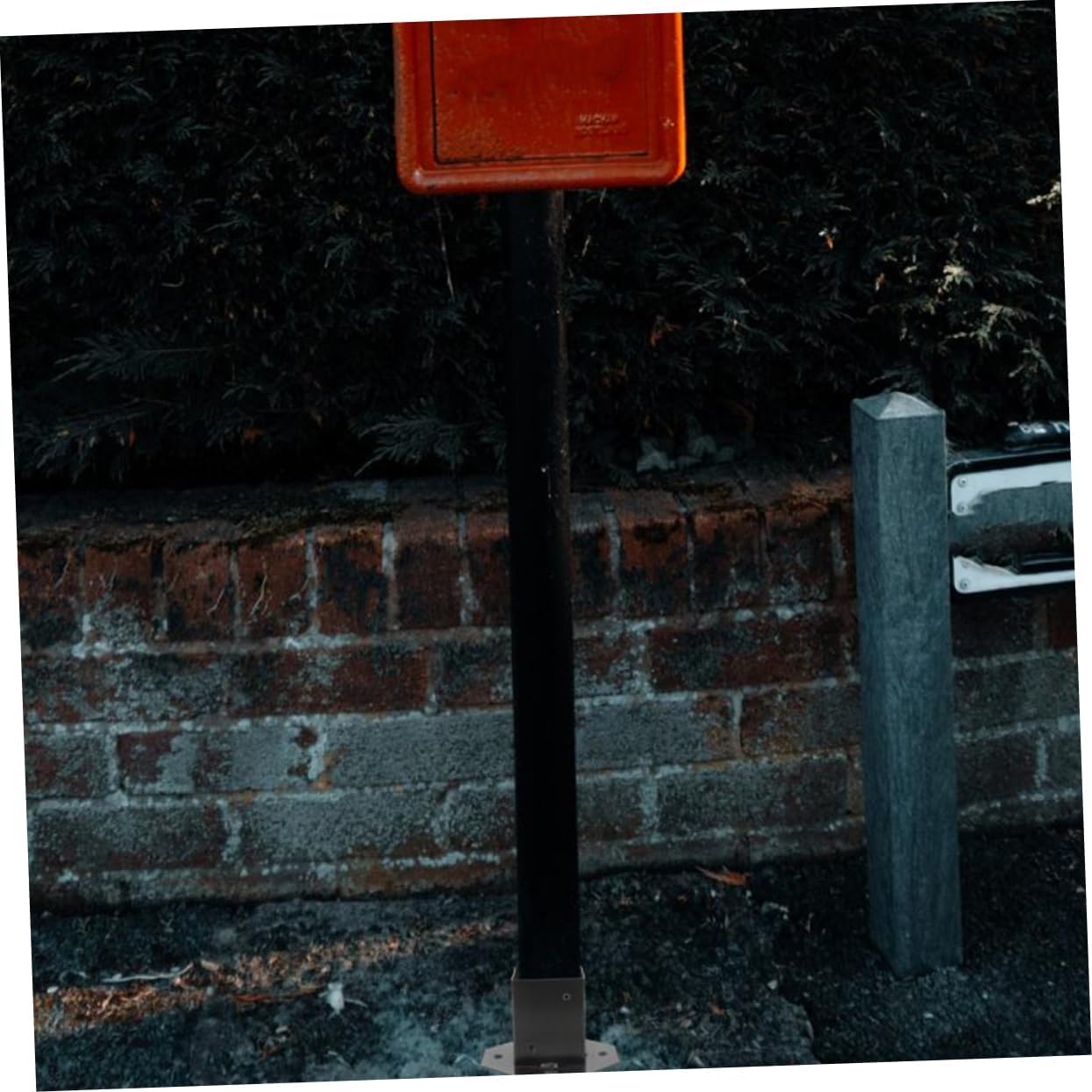 TEHAUX 2pcs Heavy Duty Metal Post Bases for Mailbox Deck Railing Support Fence Bracket for Home and Garden Easy Installation Non-Skid Design