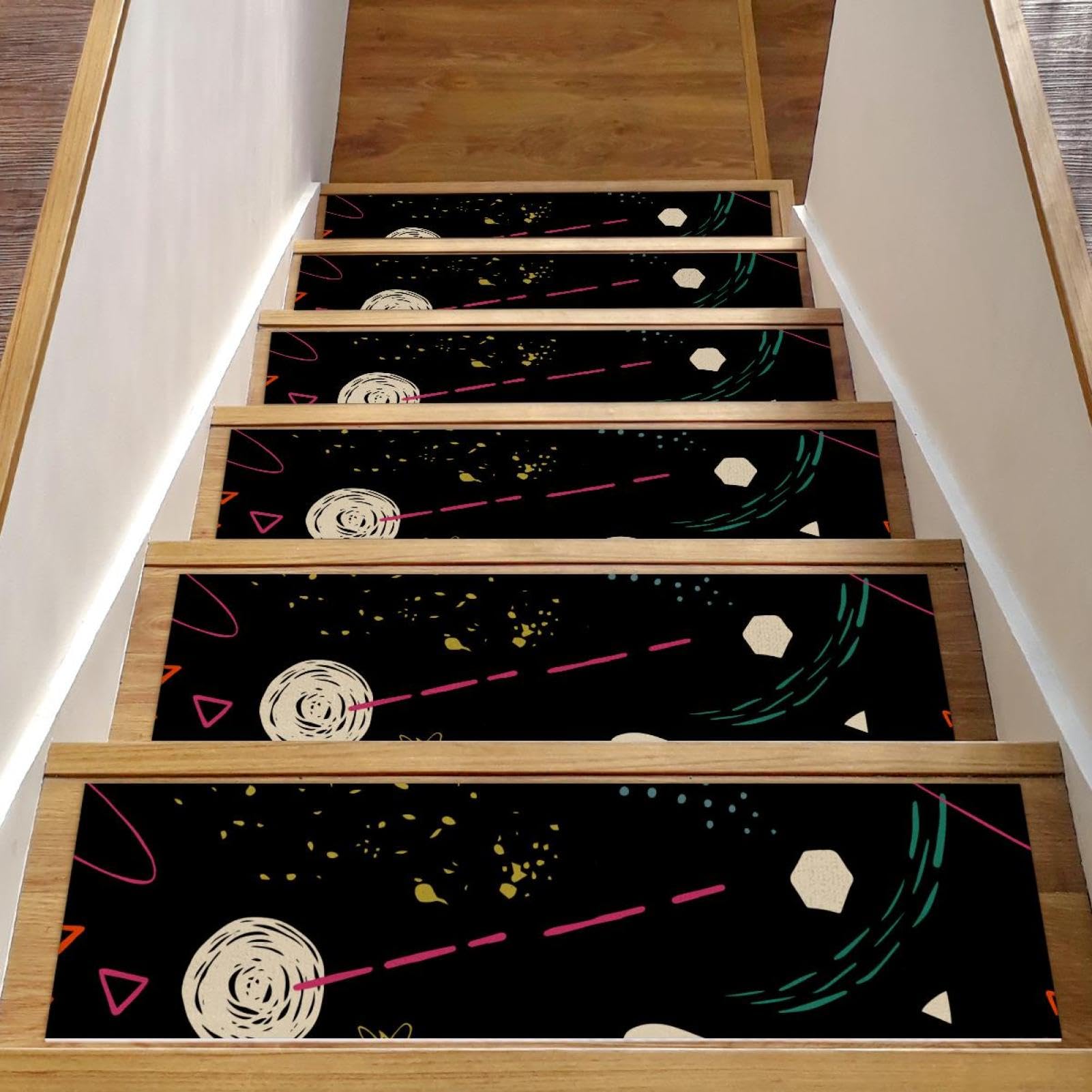 Alfombras para peldaños en escaleras de madera para salones de diseño familiar
