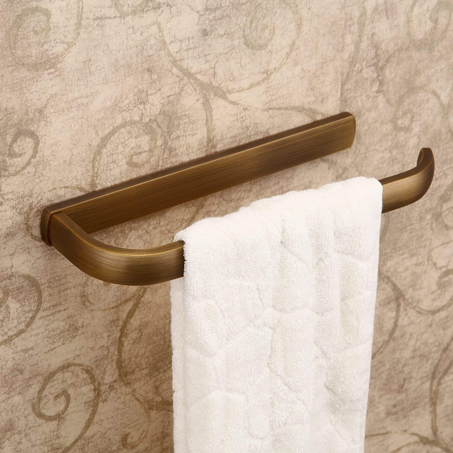 Porte-serviettes rétro en cuivre pour une salle de bain chic et ordonnée