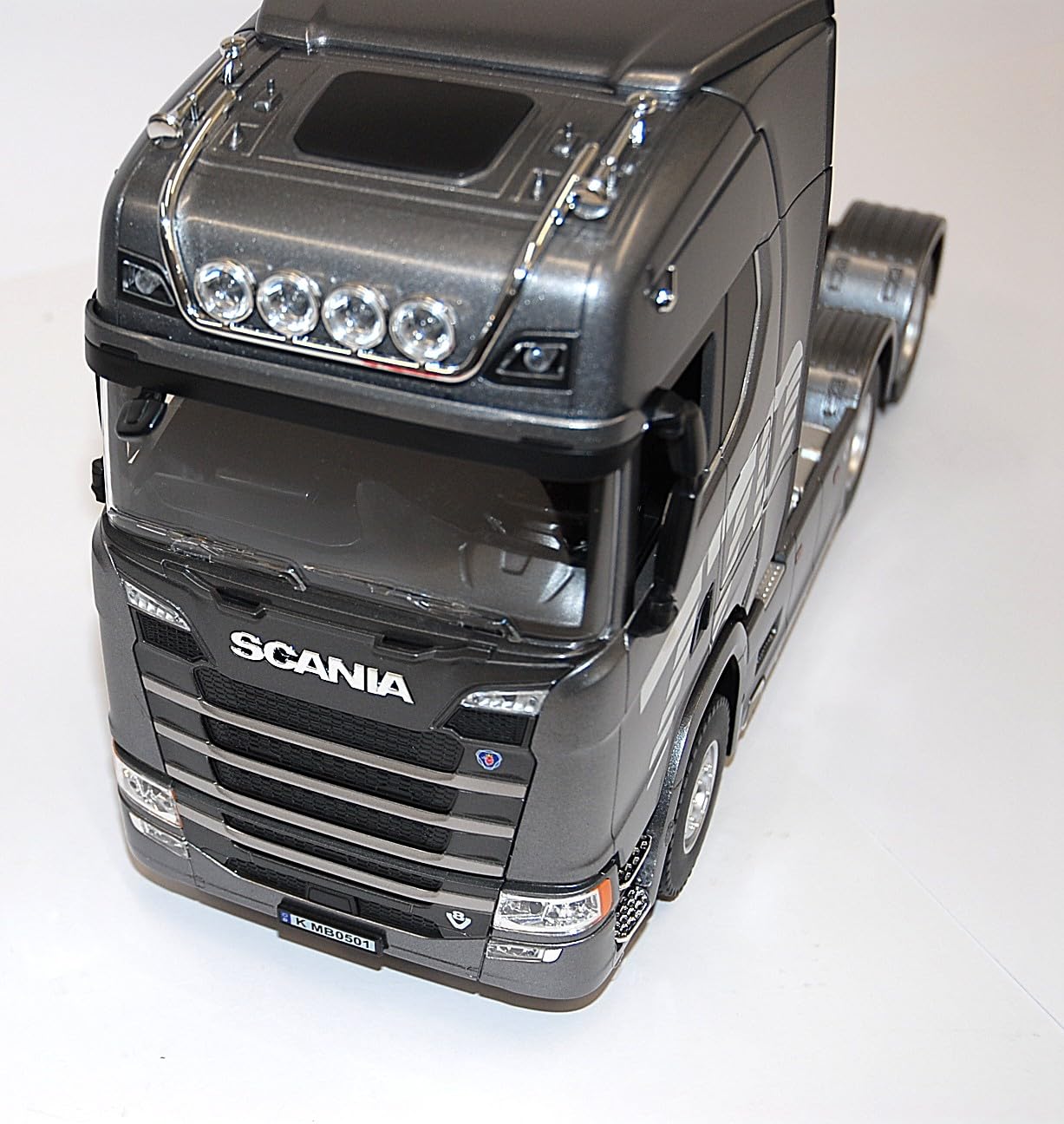 Camion RC 1/18 Huina 1501 Scania 770S V8 Grigio – 19 Canali 2.4 GHz con Luci e Suoni