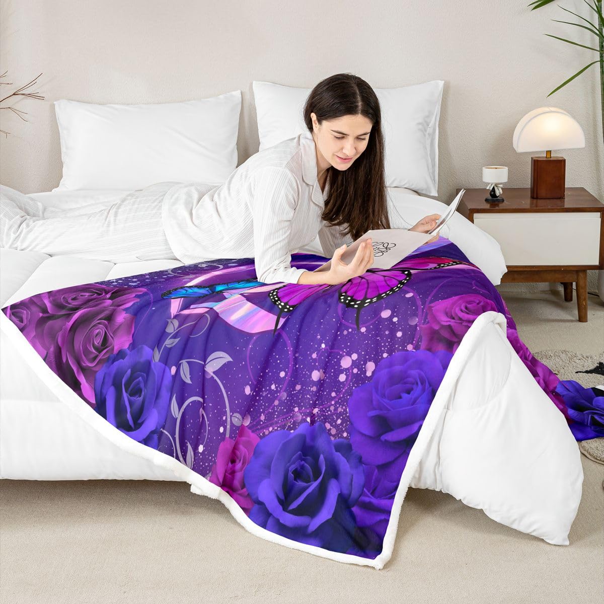 Homewish Początkowa litera Q koc polarowy Twin 152 cm x 203 cm fioletowy niebieski róża motyl szerpa koc romantyczny kwiat motyle puszysty pluszowy narzuta - spersonalizowany monogram dekoracja na