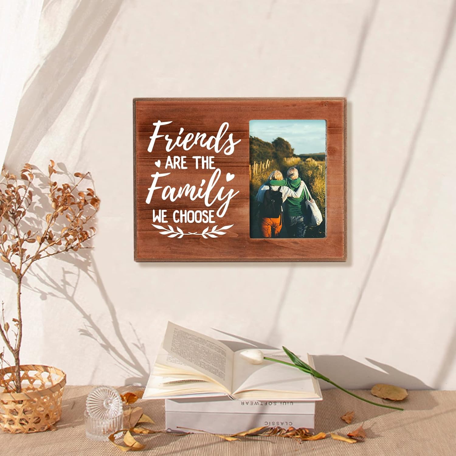 FINGERINSPIRE Friends are The Family We Choose Picture Frame 4x6 inch Going Away Picture Frame with Heart Pattern Hanging/Tabletop Wooden Frame for Birthday Graduation College Leaving