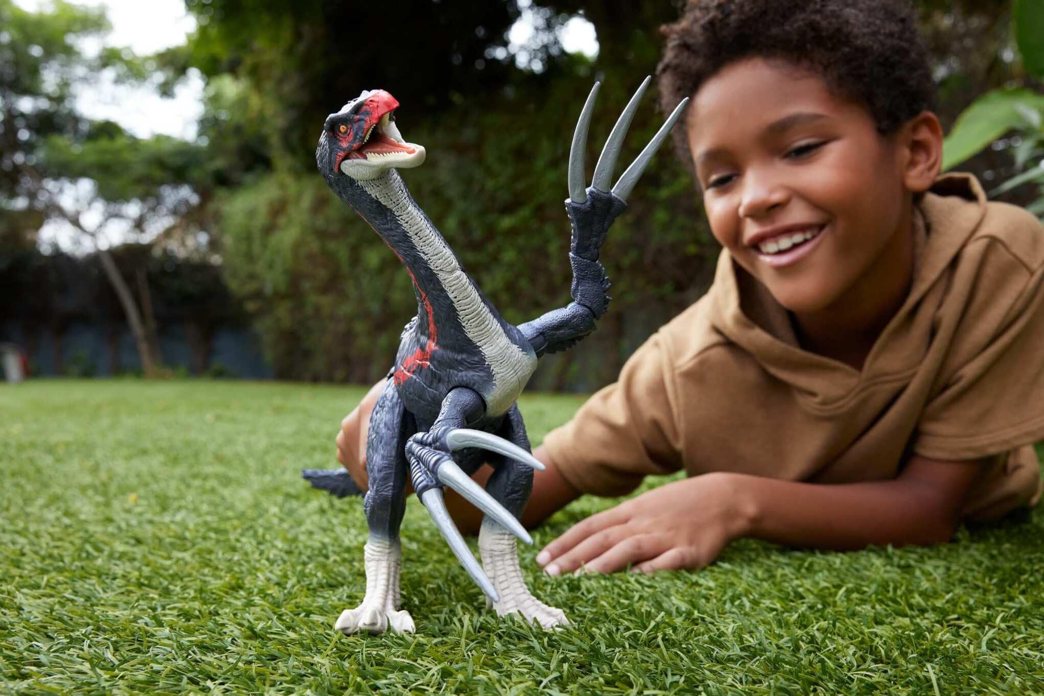 Mattel Jurassic World Teoría del Dinocaos Slash N Roar Tericinosaurio Figura de acción de dinosaurio de juguete con sonido y garras de ataque, juego digital, JCG17